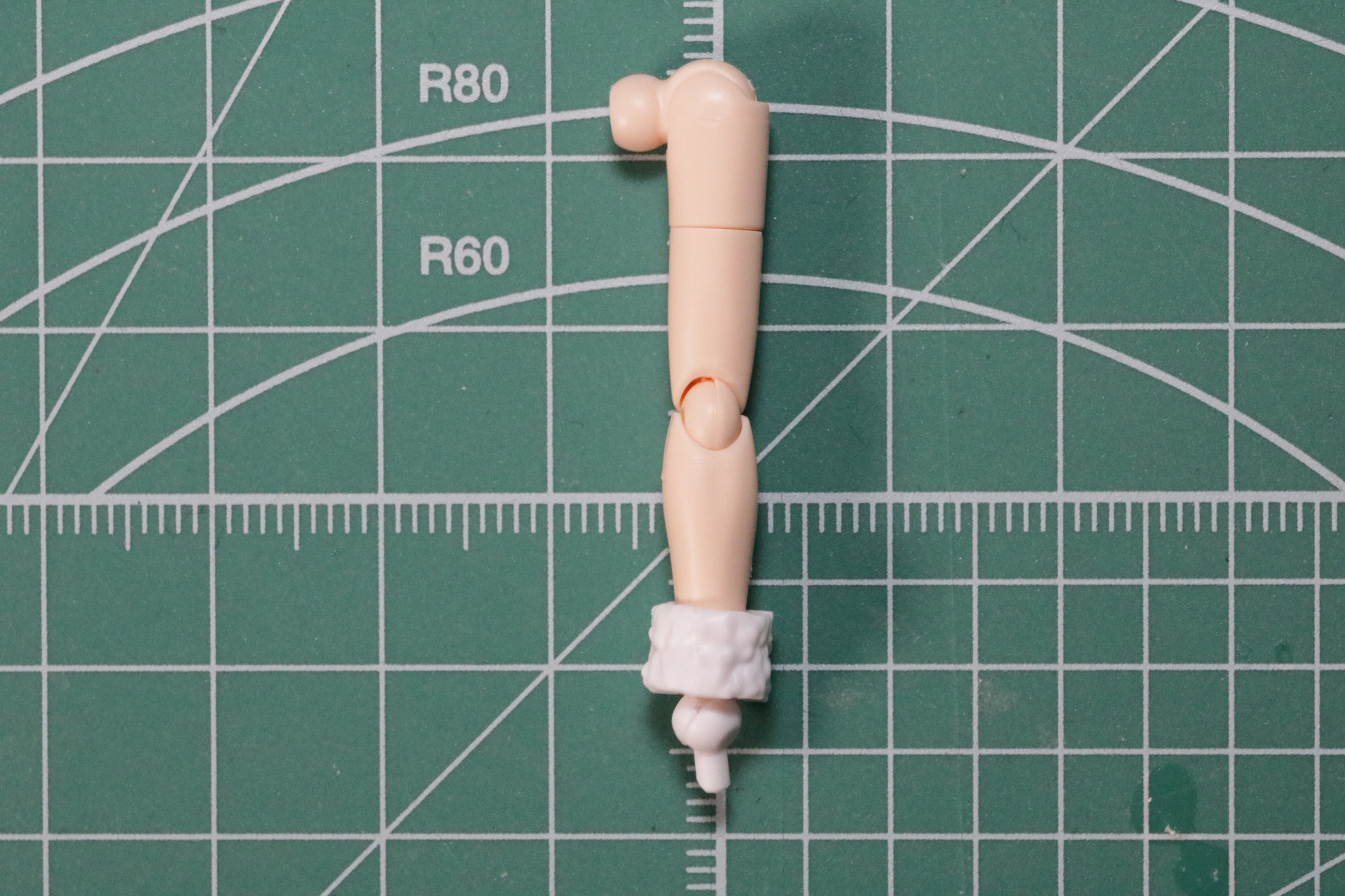 左腕はシンプルな構成となっている