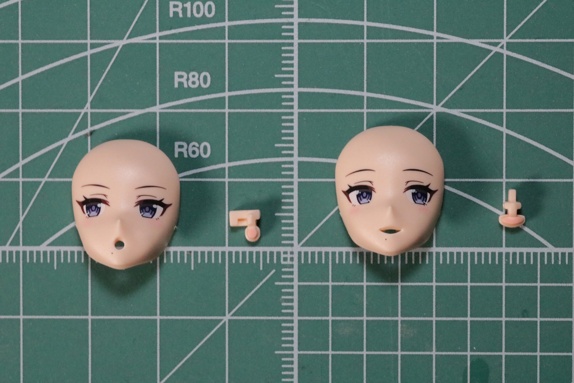 フェイスパーツの口元は塗装済みパーツをはめ込み