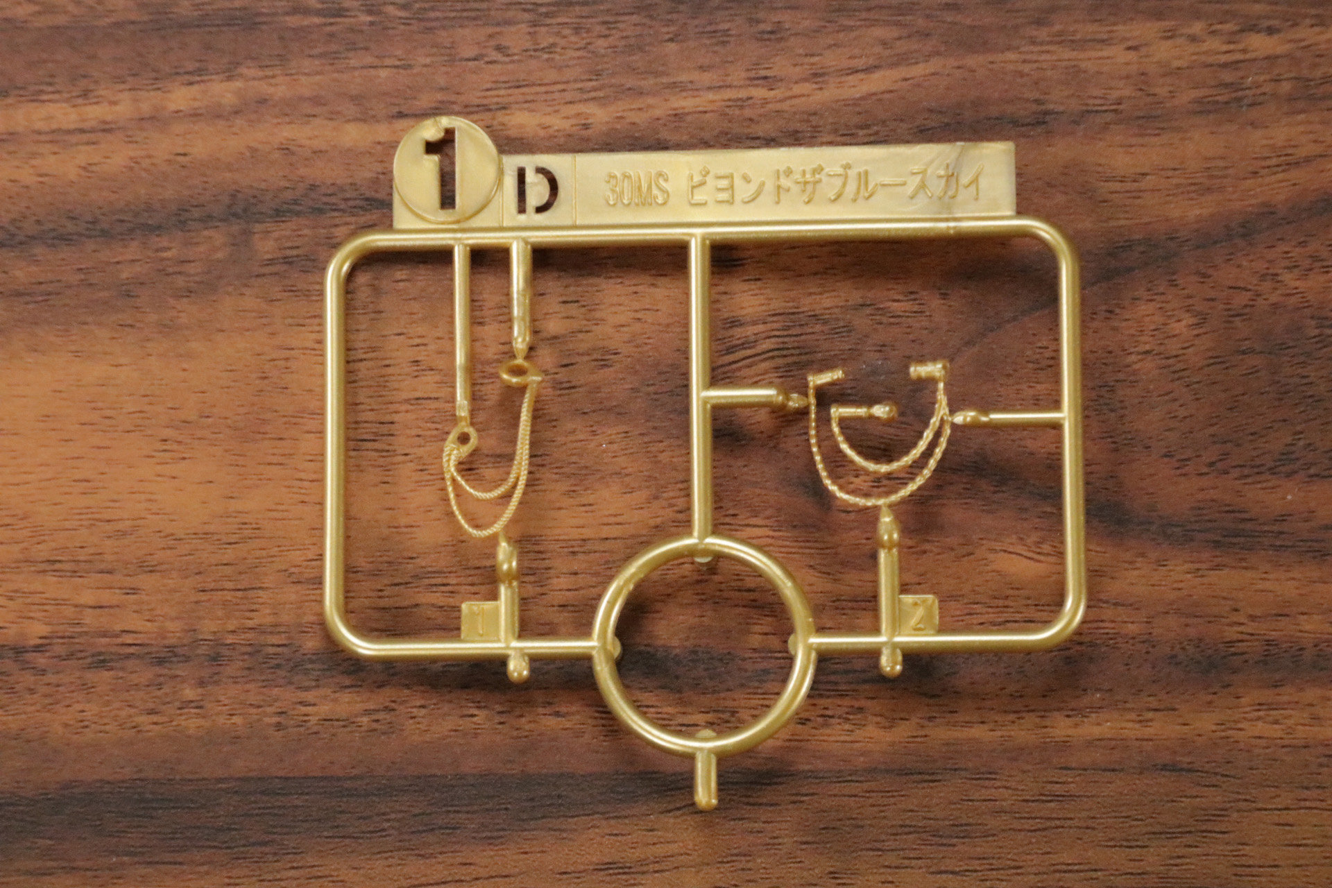 胸元や腰のチェーンアクセサリはゴールドの存在感ある色となっている