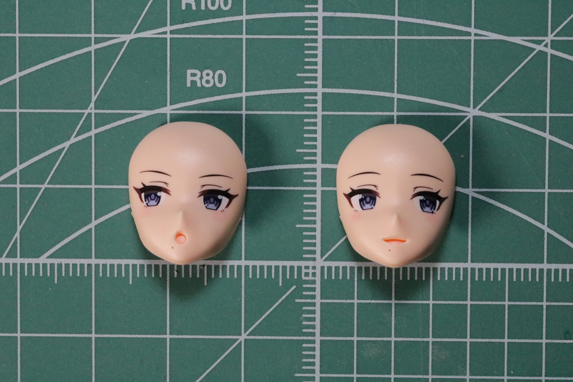 フェイスパーツの口元は塗装済みパーツをはめ込み