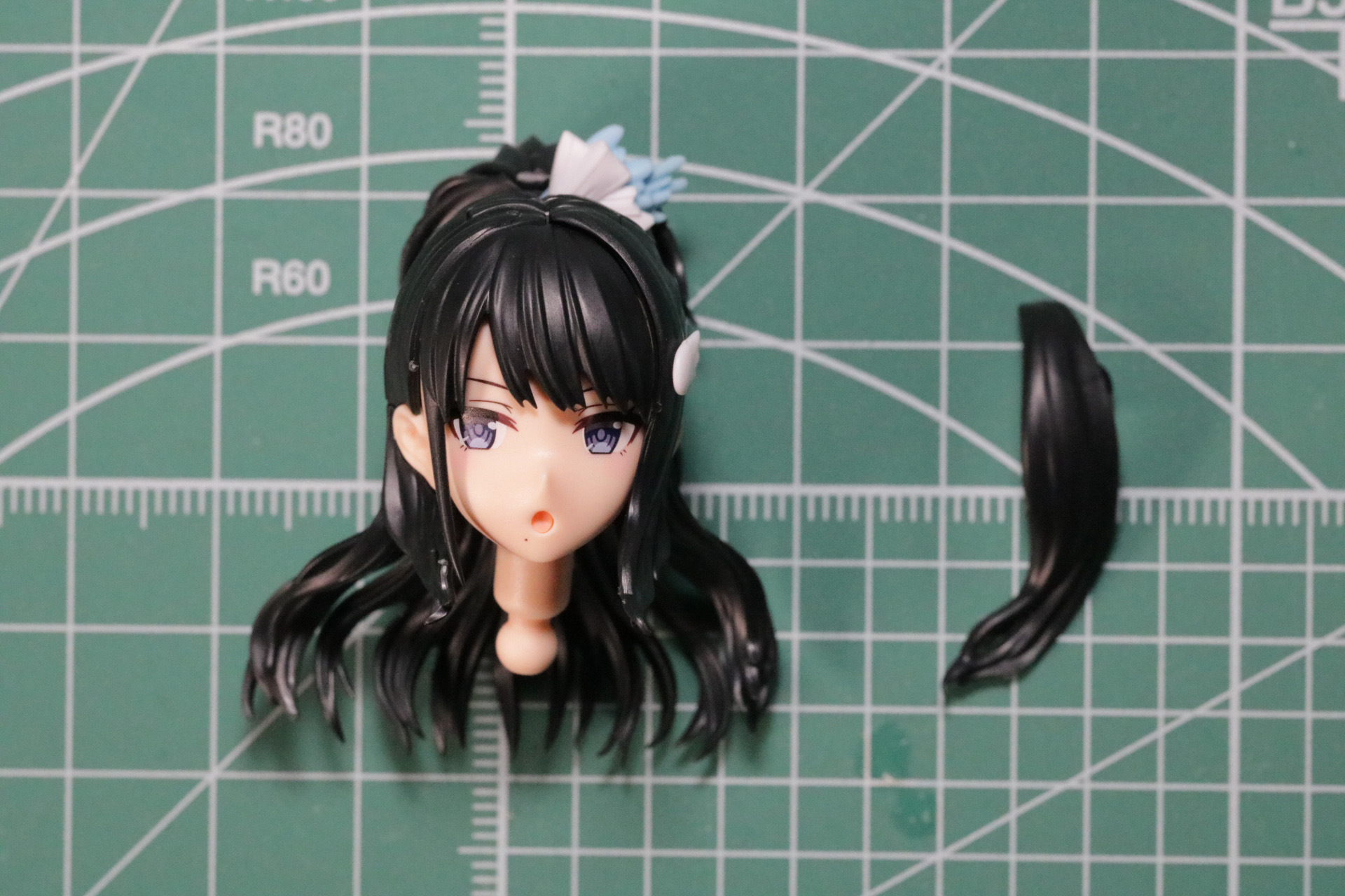 ヘアスタイルパーツは細かなウェーブ表現やハーフアップの髪形が表現されている。髪をまとめる飾りも細かく表現されている