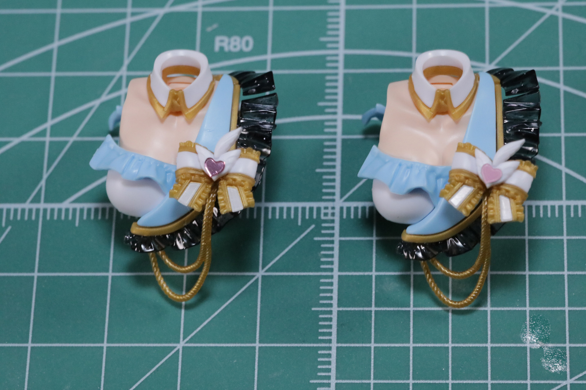 胸部パーツ1（左）と「30MS 櫻木真乃」（右）との比較。スモーククリアのフリルの造形も変わっている。胸部パーツ1は、風野灯織を表現する際に推奨されるパーツとなっている