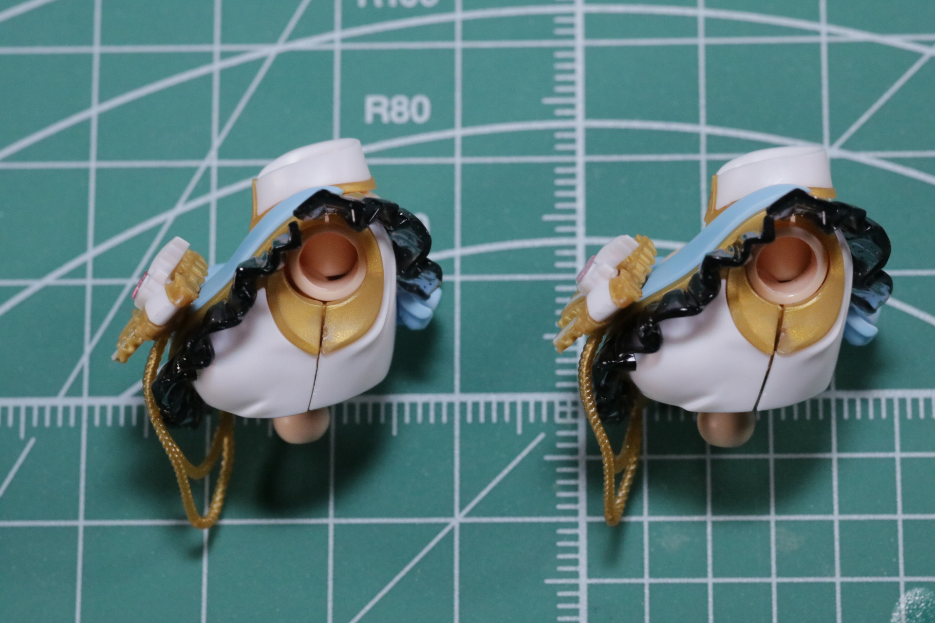 胸部パーツ1（左）と「30MS 櫻木真乃」（右）との比較。スモーククリアのフリルの造形も変わっている。胸部パーツ1は、風野灯織を表現する際に推奨されるパーツとなっている