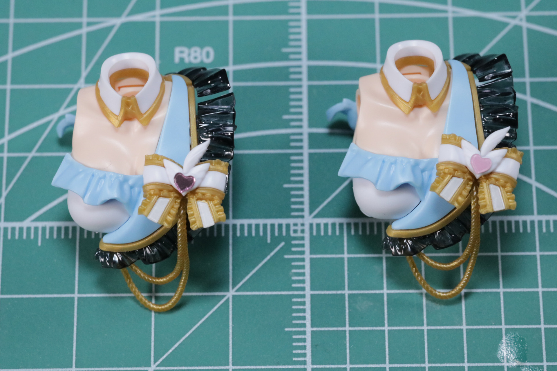 胸部パーツ2（左）と「30MS 櫻木真乃」（右）との比較。「30MS 櫻木真乃」と同じものとなっている