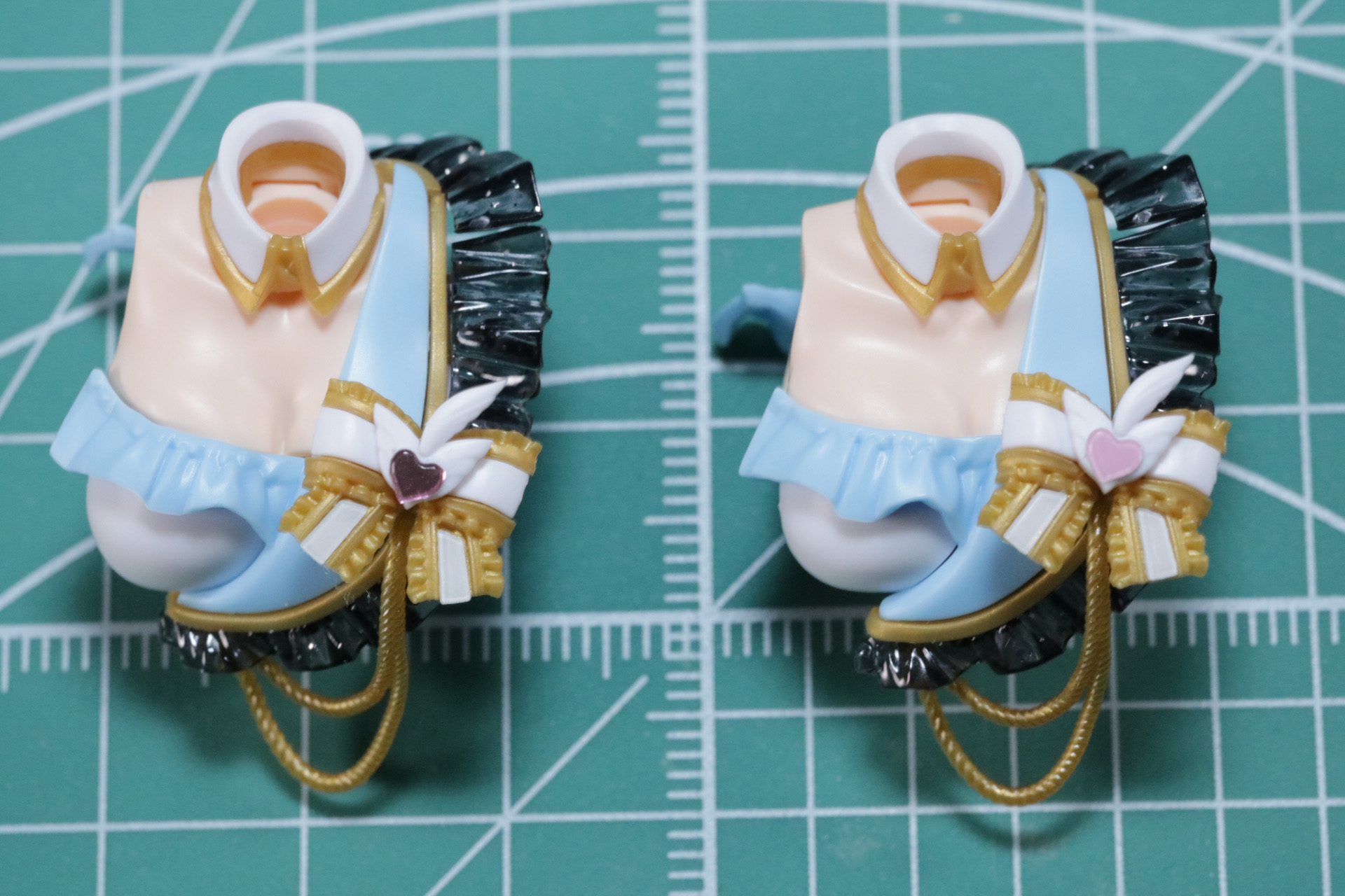 胸部パーツ3（左）と「30MS 櫻木真乃」（右）との比較。胸部パーツ3は八宮めぐるを表現する際に推奨されるパーツとなっている