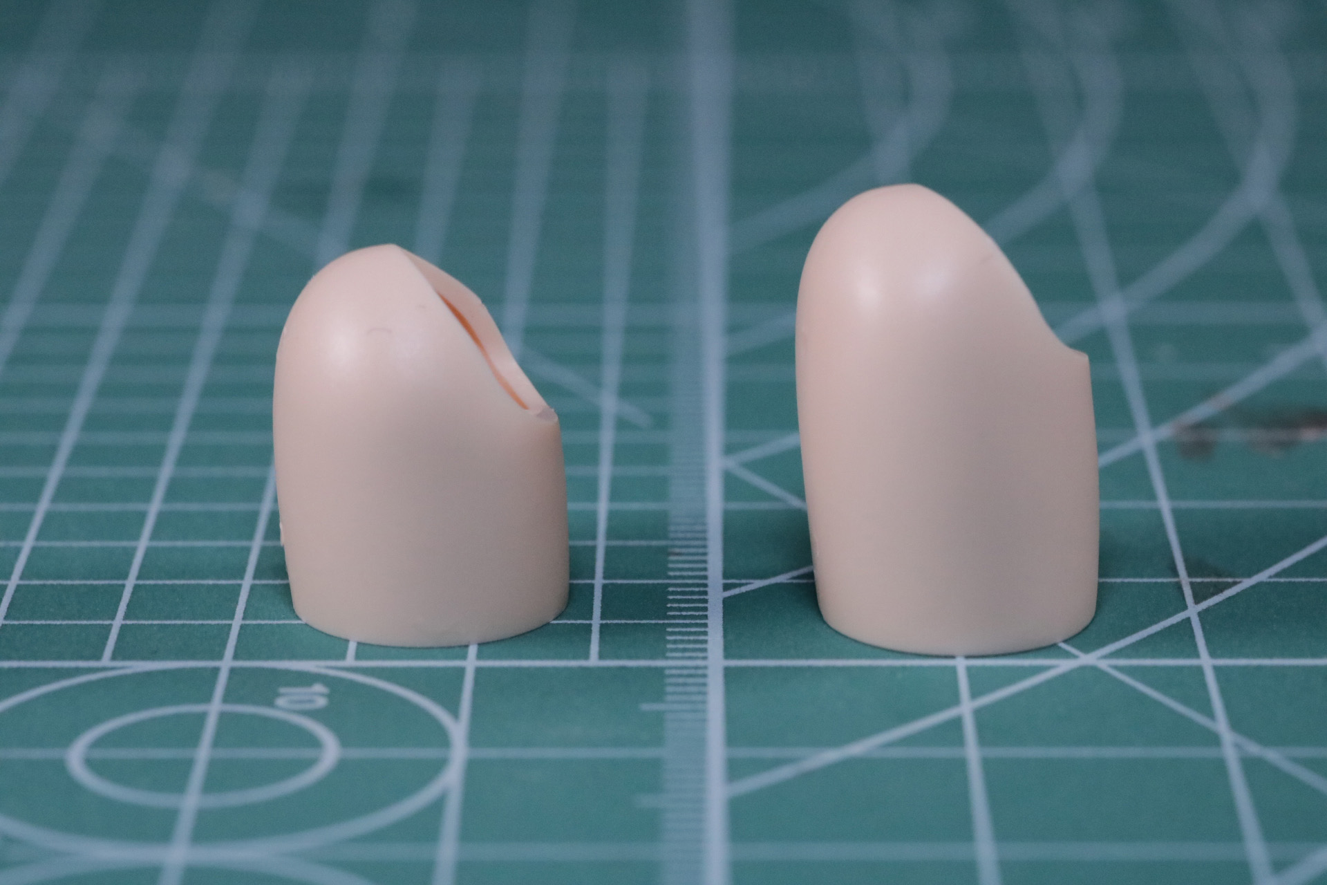 短め（左）と通常（右）。通常は「30MS 櫻木真乃」と同じパーツとなっている。なお、こちらのパーツはどちらか一組を選択して組み立てる