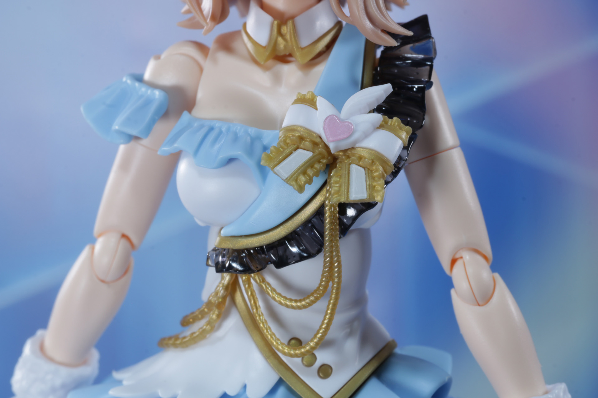 衣装のビヨンドザブルースカイも細かく表現されている。素組の状態で細かく色分けされ、非常に完成度が高い