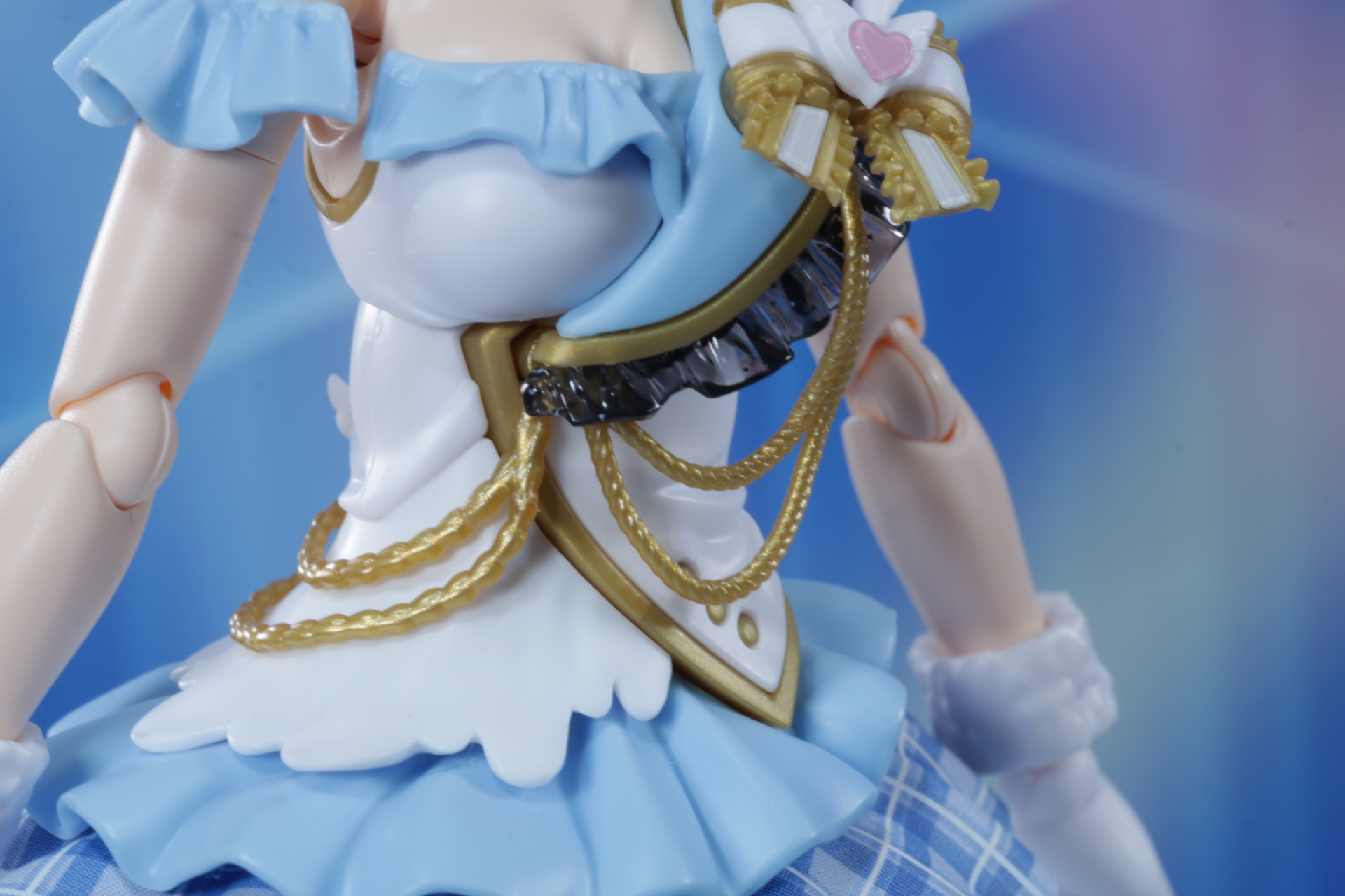 チェーンアクセサリも胸元、胴体の2カ所あり、細かいモールドや成形色で金属感あるものに