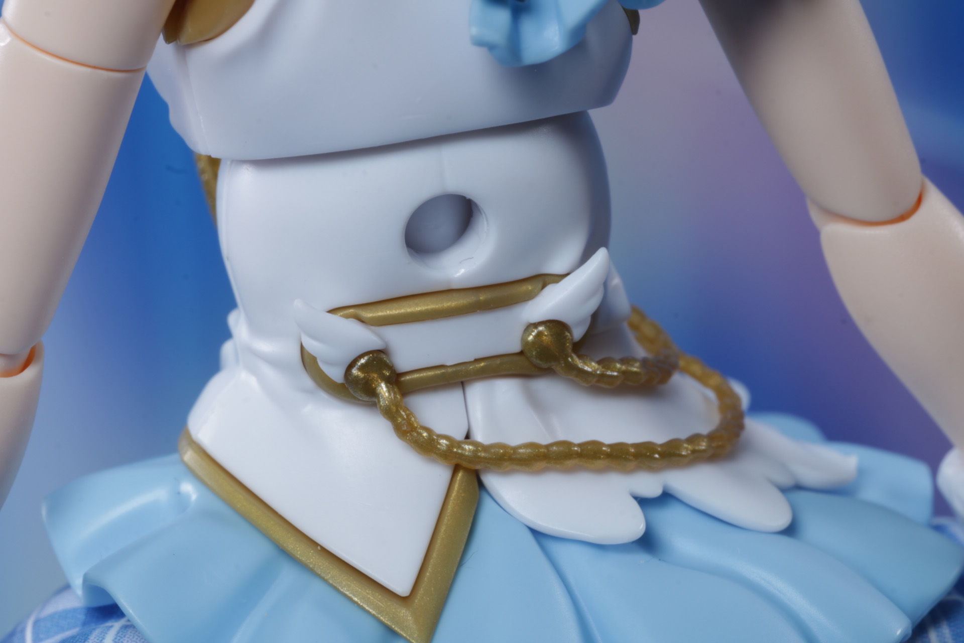 背中には小さな羽の造形があり、普段見えない衣装の背面がみえるのも立体物ならでは。これから羽ばたいていくアイドルらしいアクセントだ