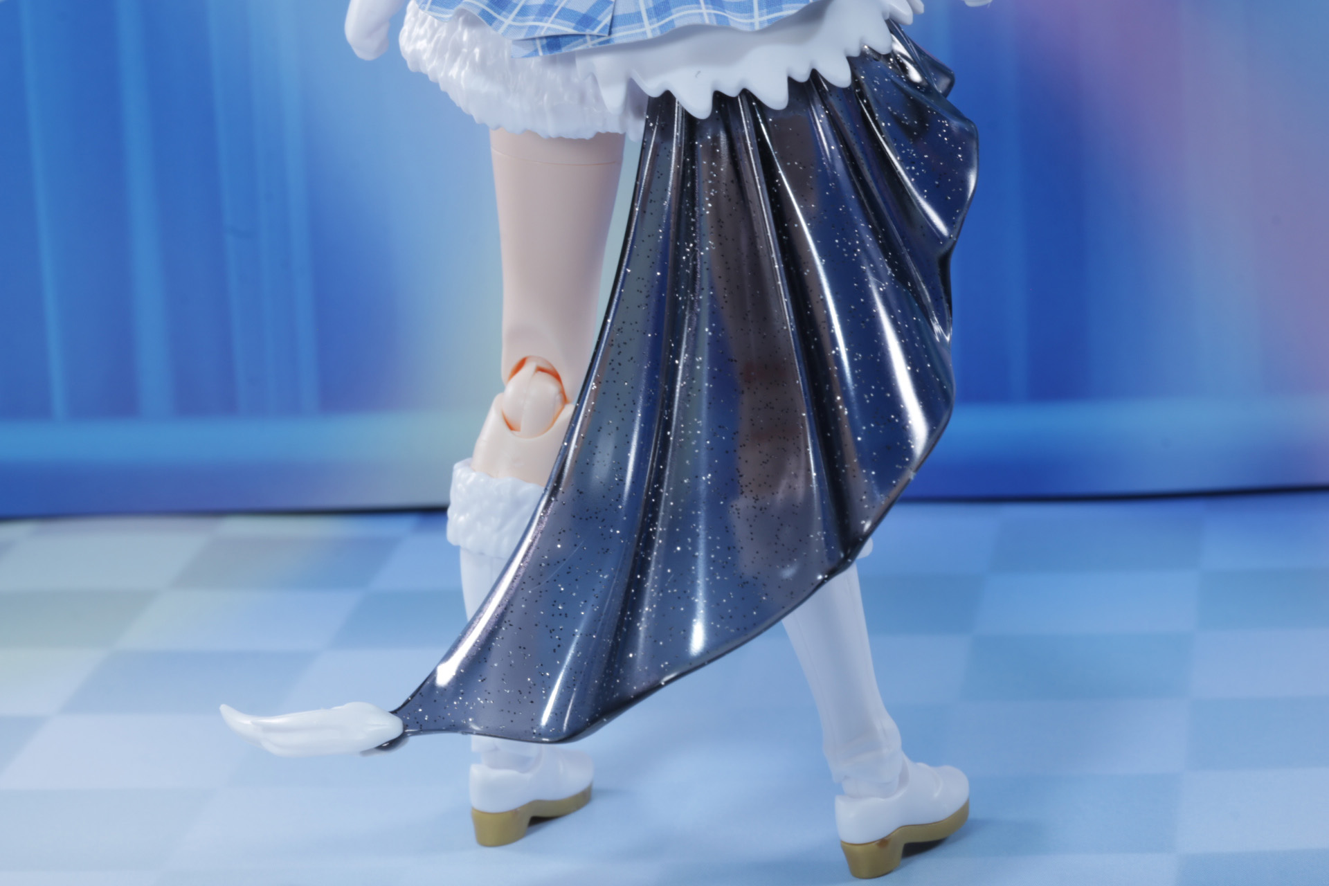 背面に伸びるラメの入ったスモーククリアのスカートで星空のようなきらめきを宿している