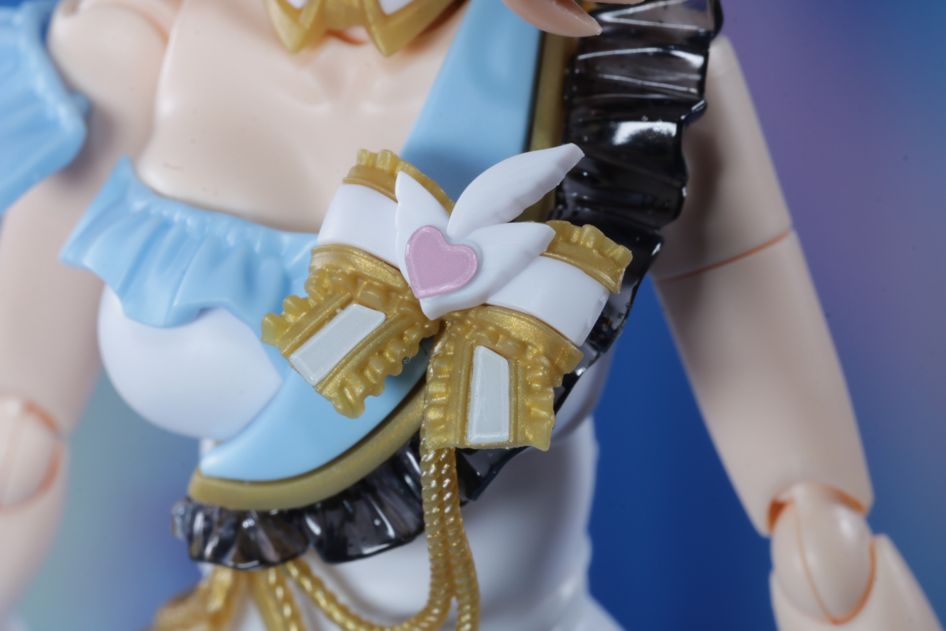 胸元のリボンはシールを称しつつ複雑な色分けを表現。また、中央の羽をモチーフとした造形も細かく表現されている