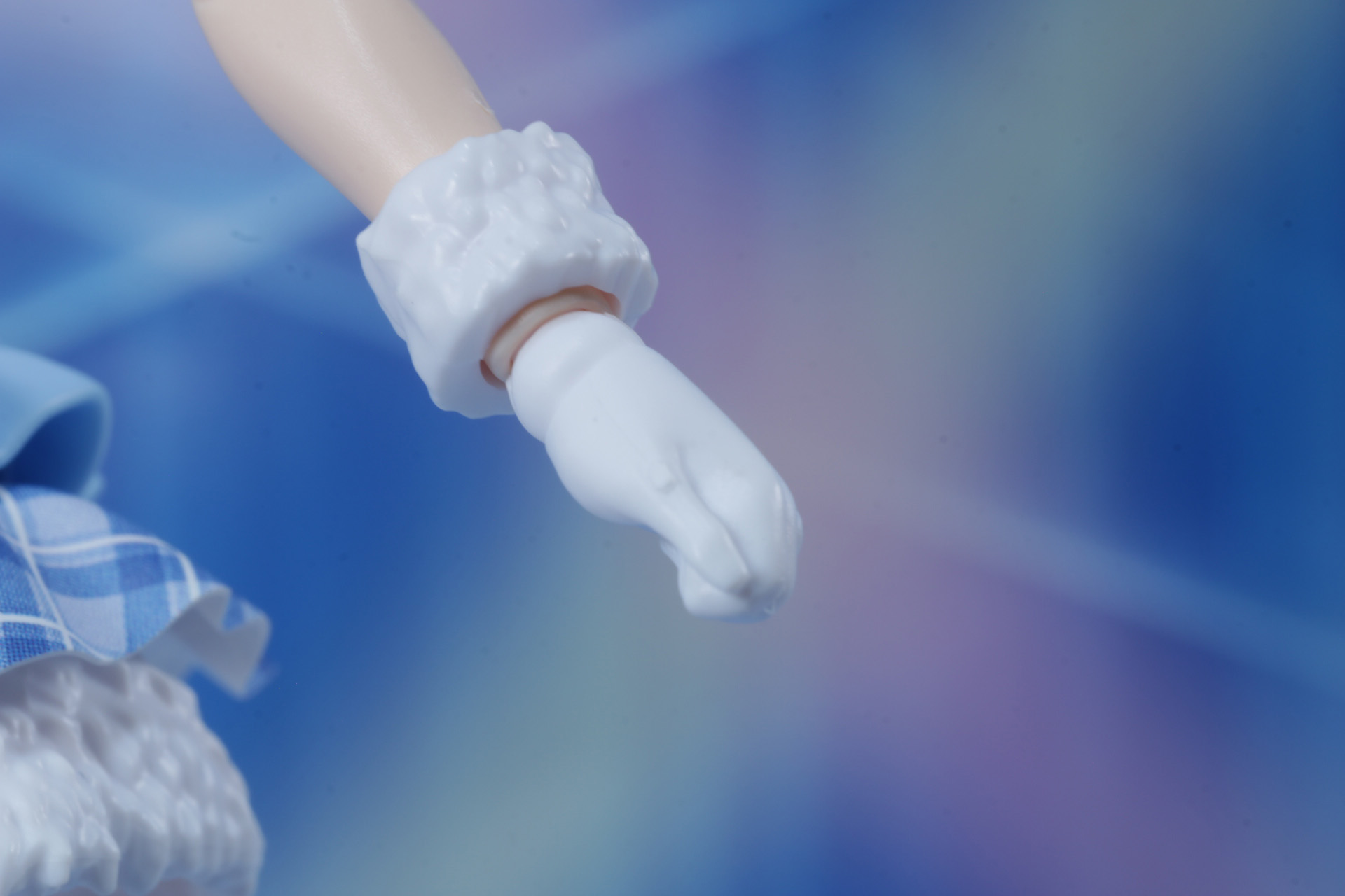 手首はファー付グローブが表現されている