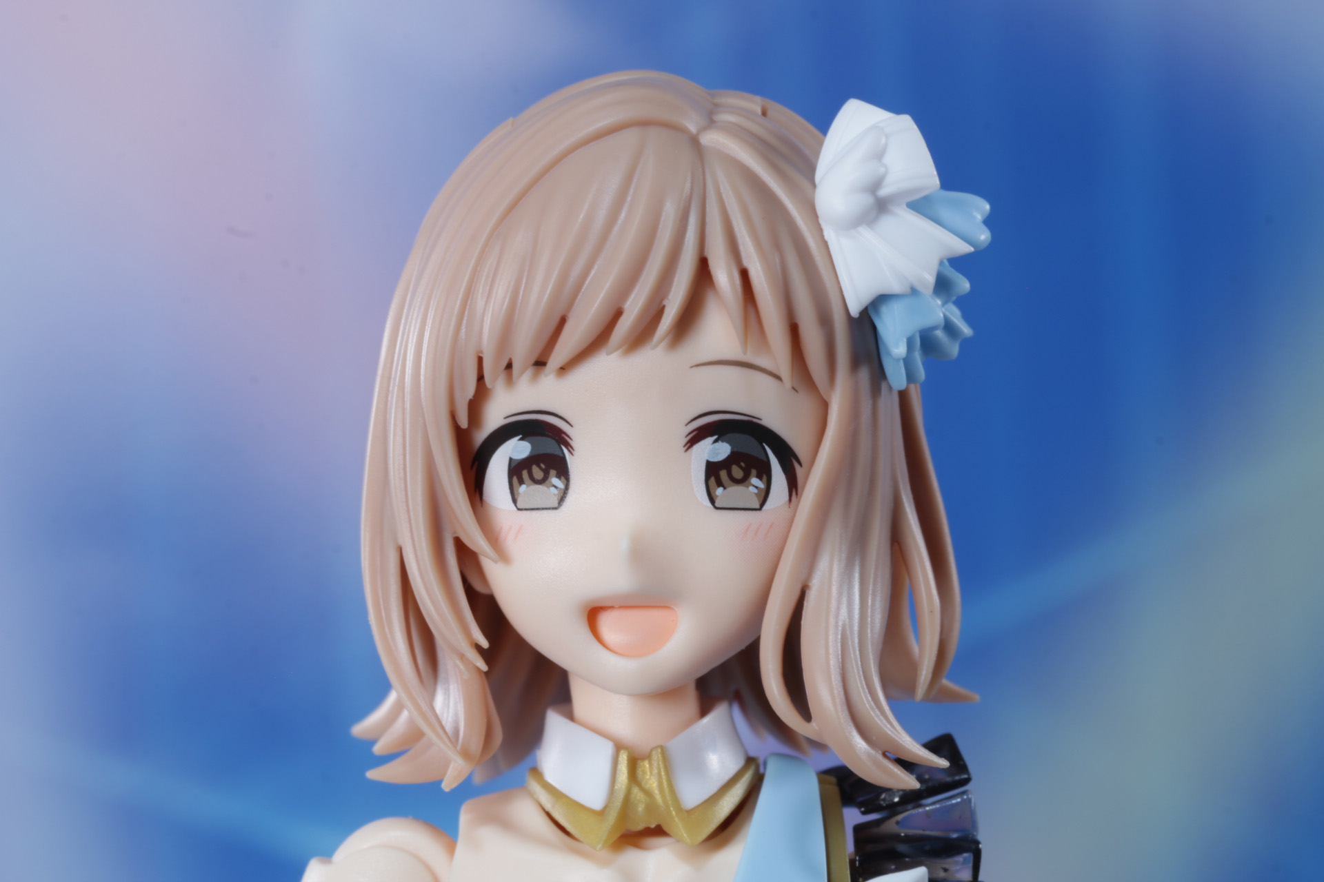 目を開いて、楽しそうに笑う表情はアイドルらしい