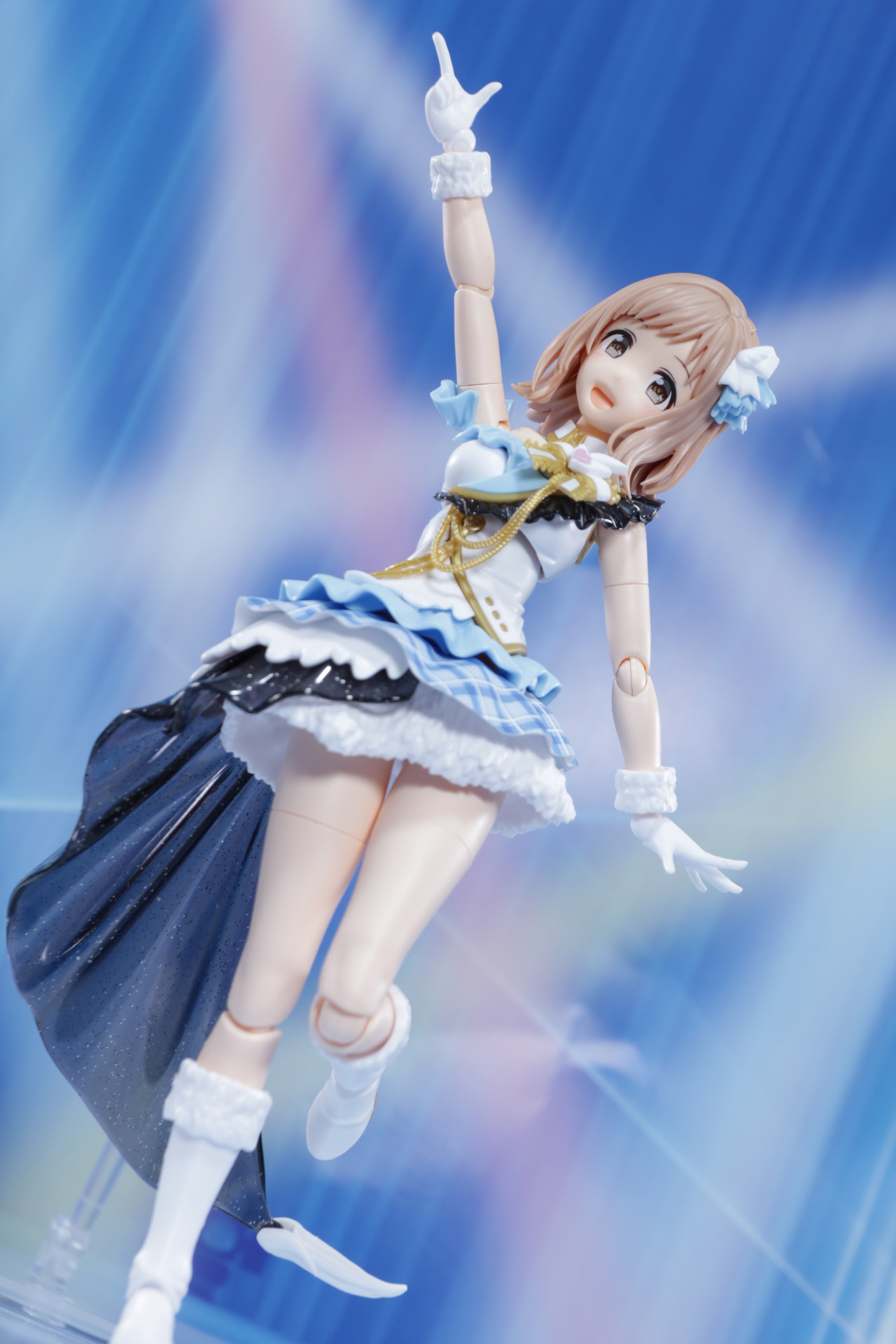 腕を上げて躍動感あるポーズ