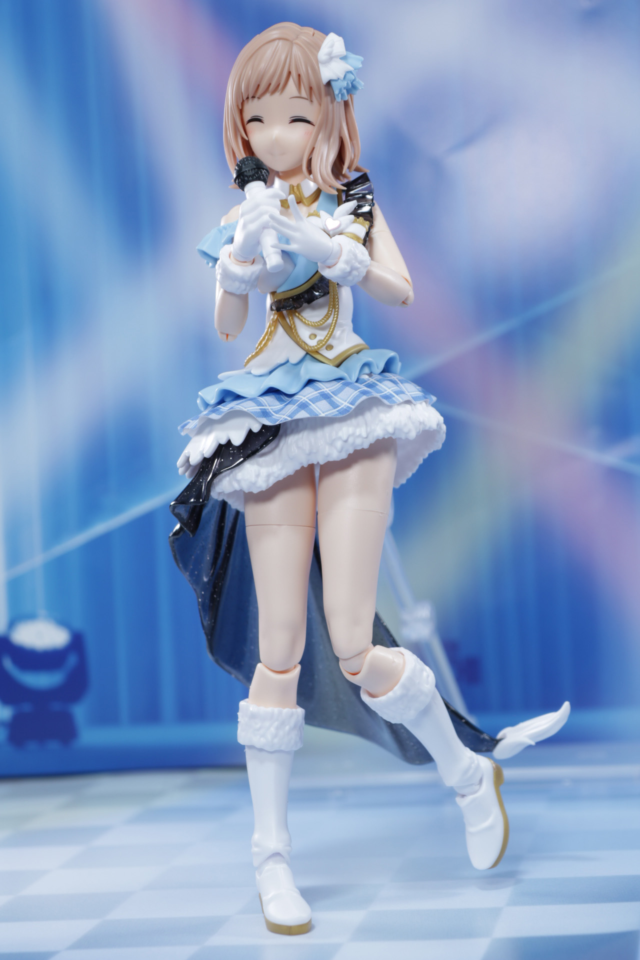 両手でマイクを持つようなしぐさも可能