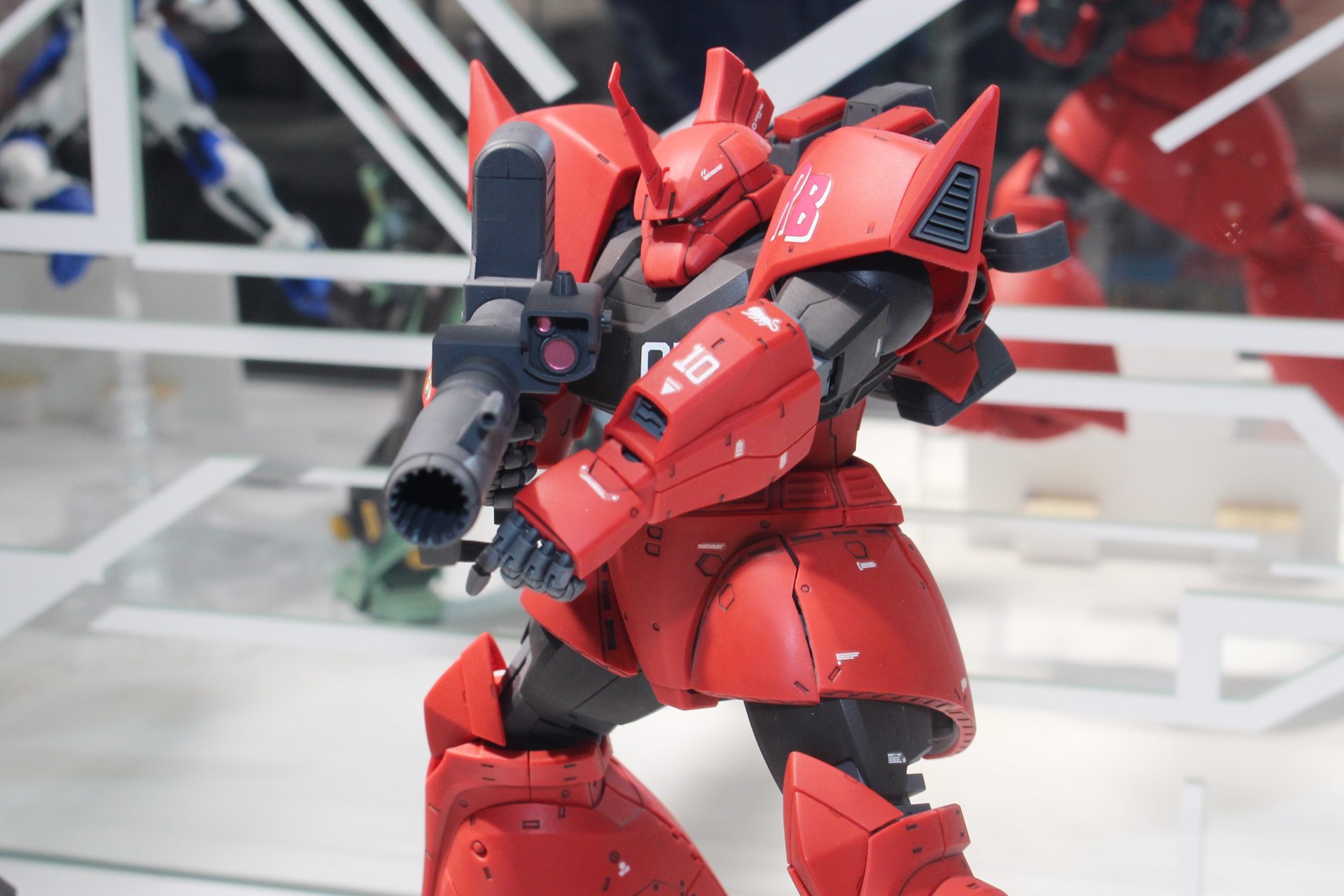 シャアレッドとは異なる色味の濃いクリムゾンレッドをメインカラーとしている