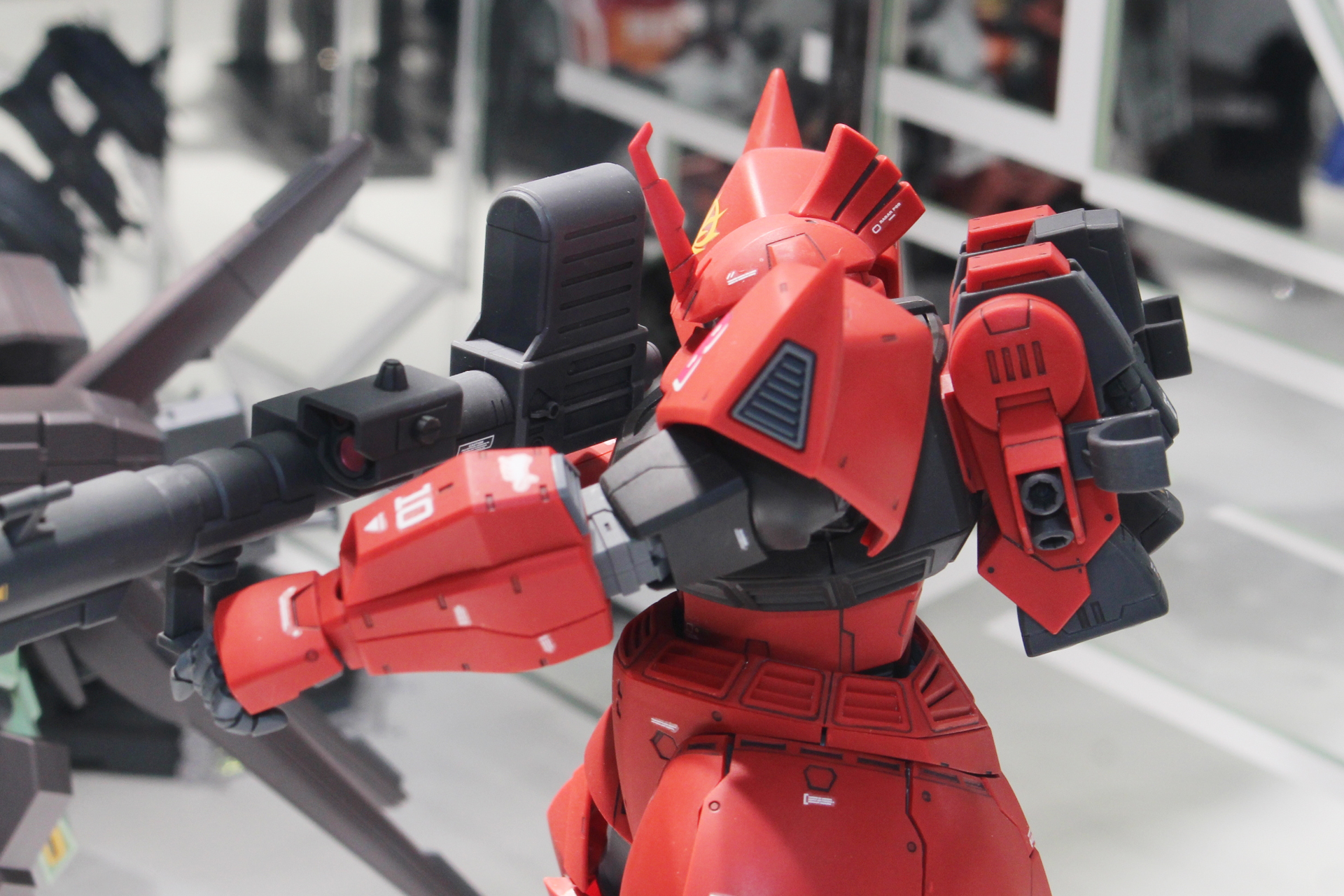 高機動型ゲルググのバックパックを新規造形。武装をマウントできる仕様だ