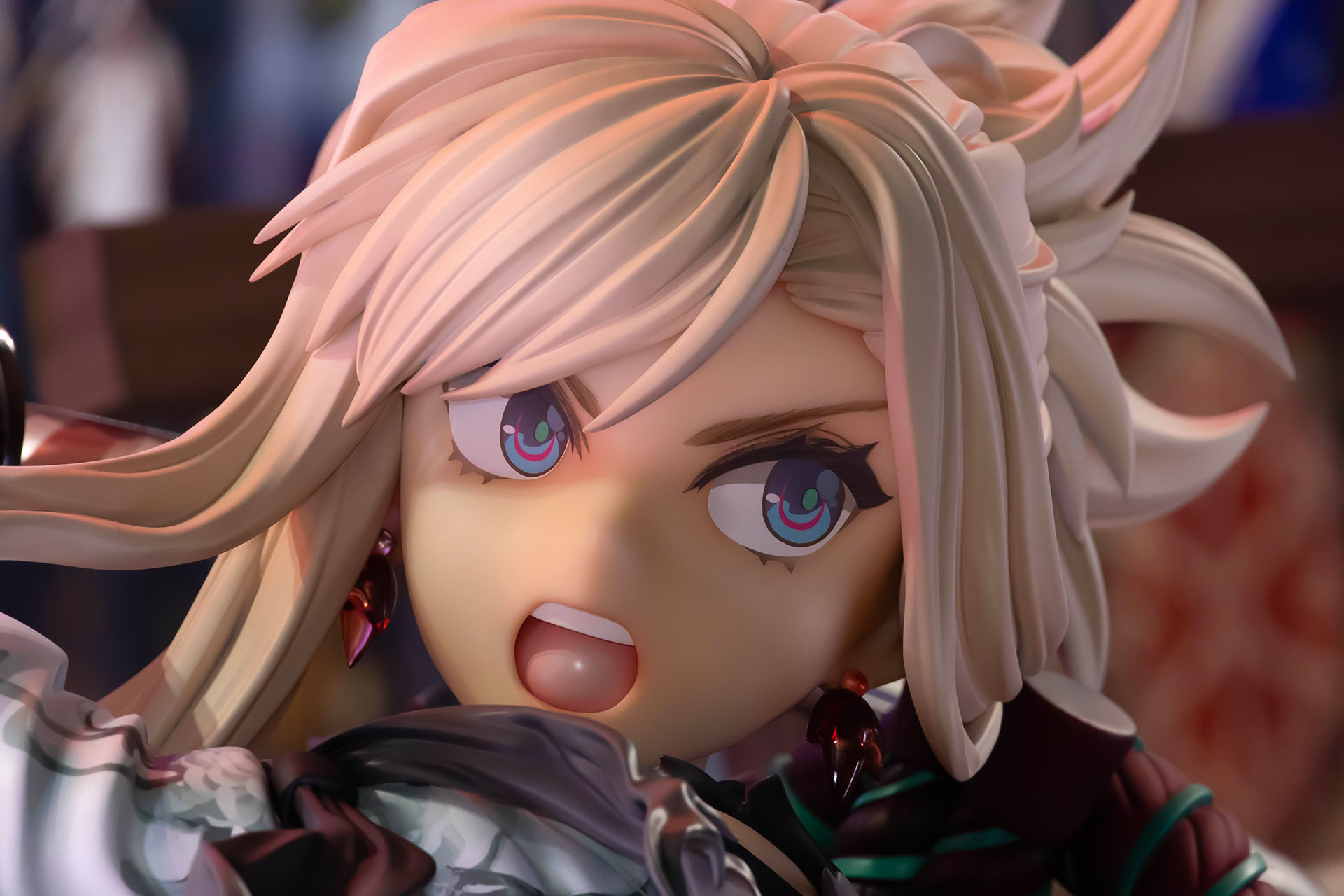 瞳はカラフルに塗り分けられている