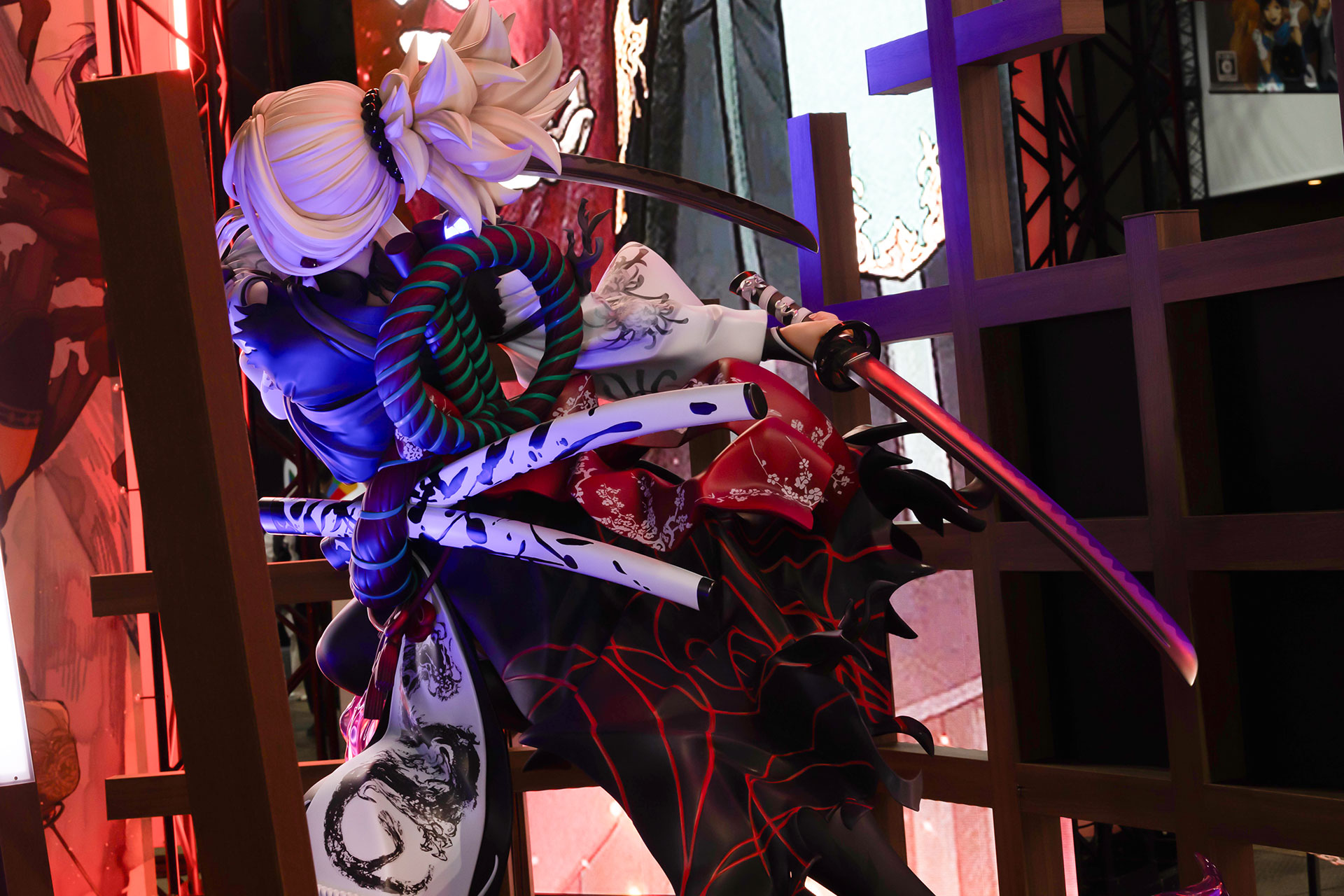 背中側は、さらにぎっしりと作り込まれている