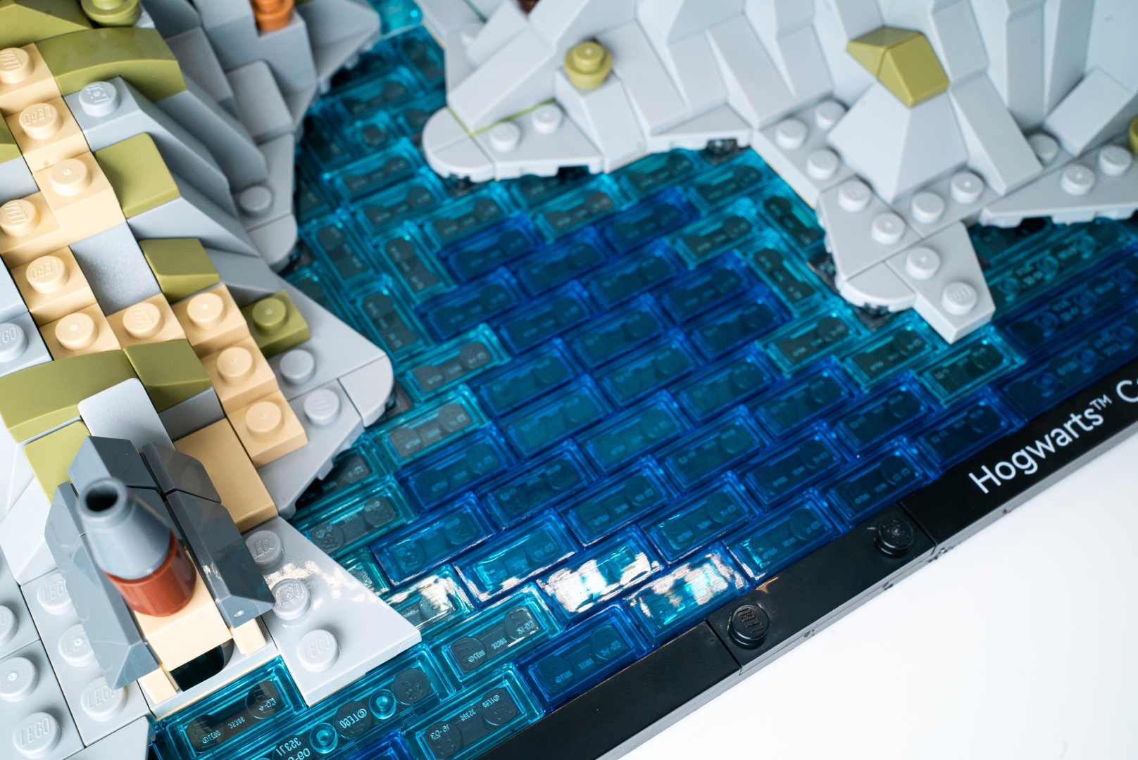 クリアライトブルーと、濃いめのクリアブルーで黒い湖の深さを表現