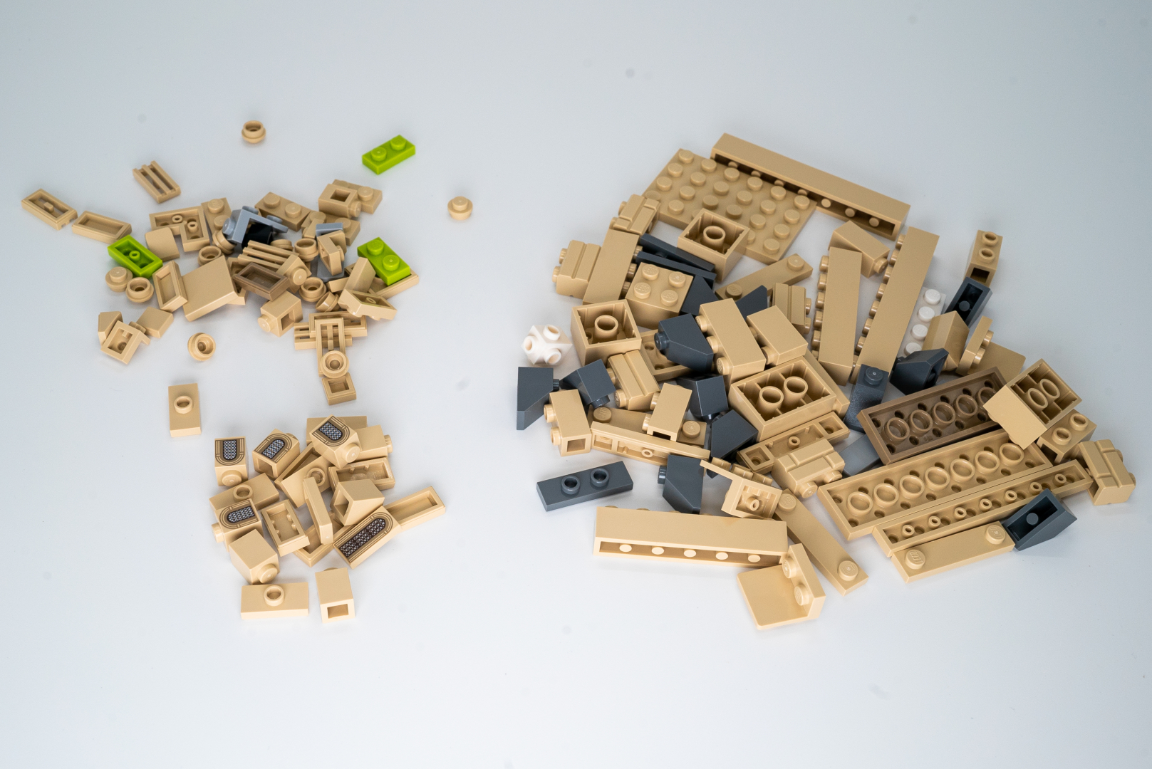 袋17のパーツもタン系カラーの建材パーツ。窓枠のプリントがされたタイルパーツも大量に入っている