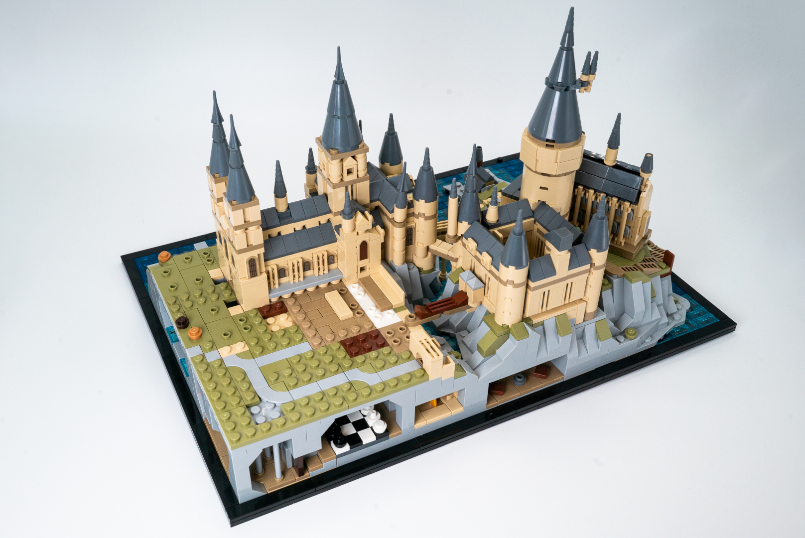 袋18の完成品。もうひとつのメインの建物も完成。タンにダークグレーの屋根がよく似合う