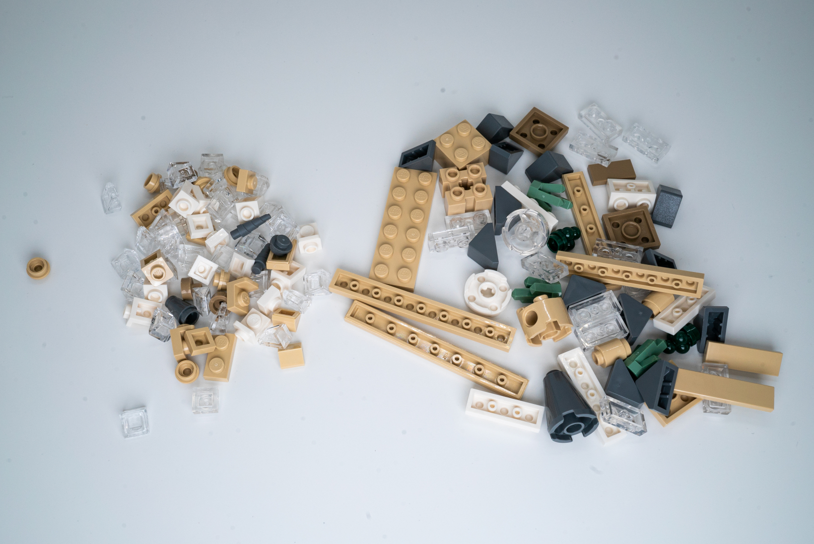 袋21のパーツでホグワーツ城の最終仕上げを行う。温室用の透明パーツも多い