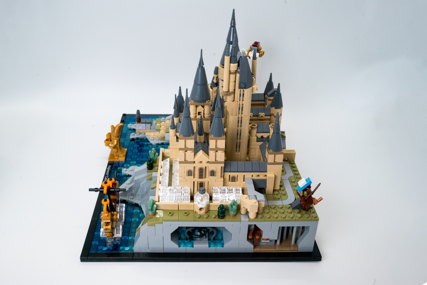 左からの完成カット。温室部分に加え、バジリスクらしいヘビも見える