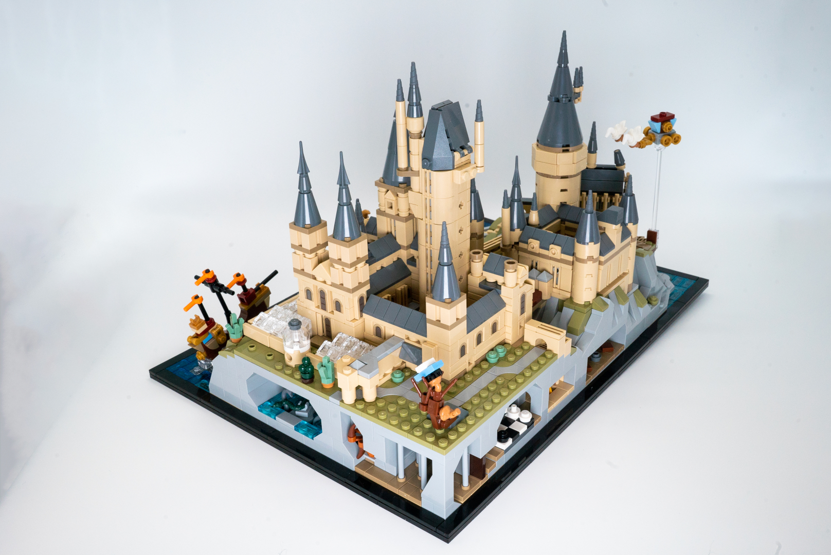 左後ろからの完成カット。暴れ柳の枝に引っかかったフォード・アングリアが見られる