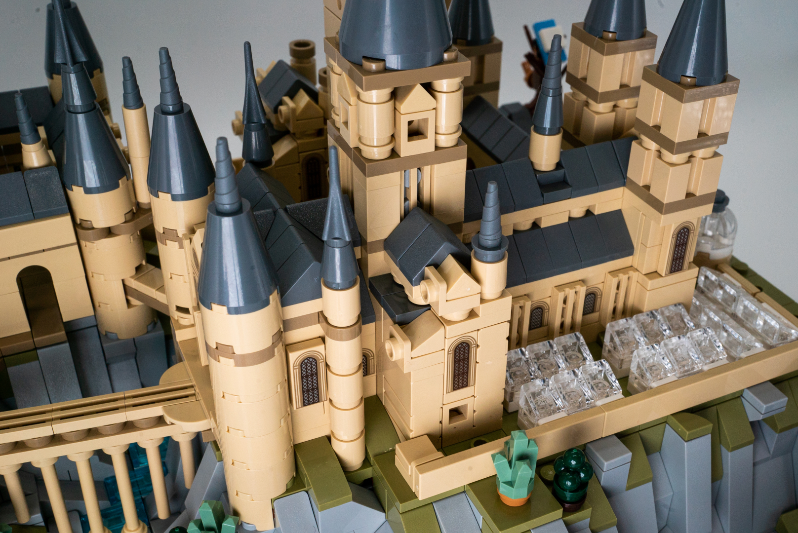 ホグワーツ城の建物は、そのディテールに合わせたパーツ使いを学ぶのに最適