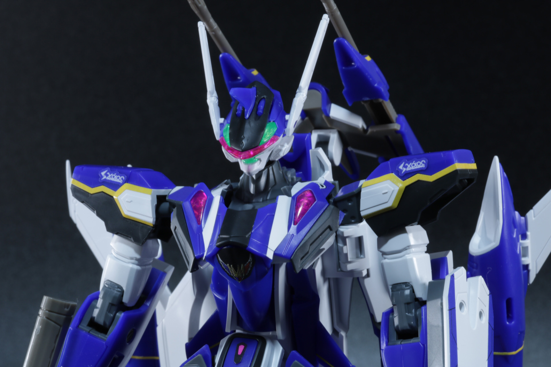 スマートで精悍なフェイス部分や胸部と劇中プロポーションが再現されている