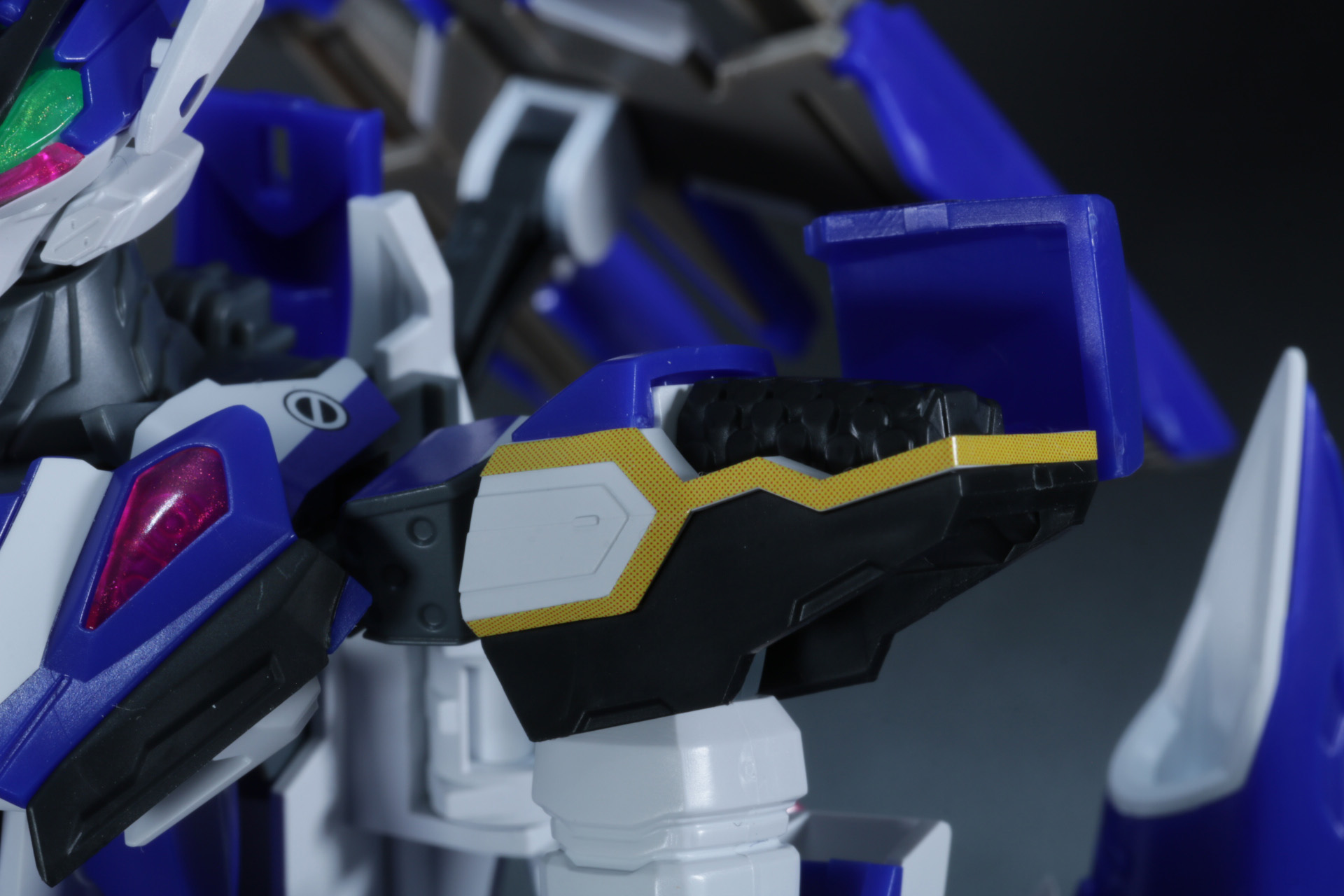 肩部のマイクロミサイルランチャーは展開が可能