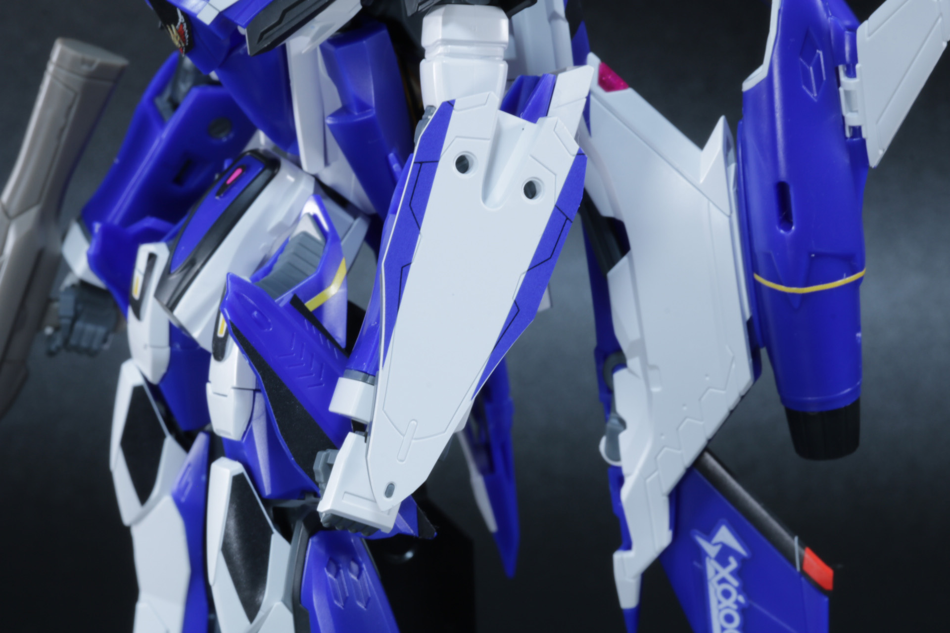 左腕にはシールドを装備