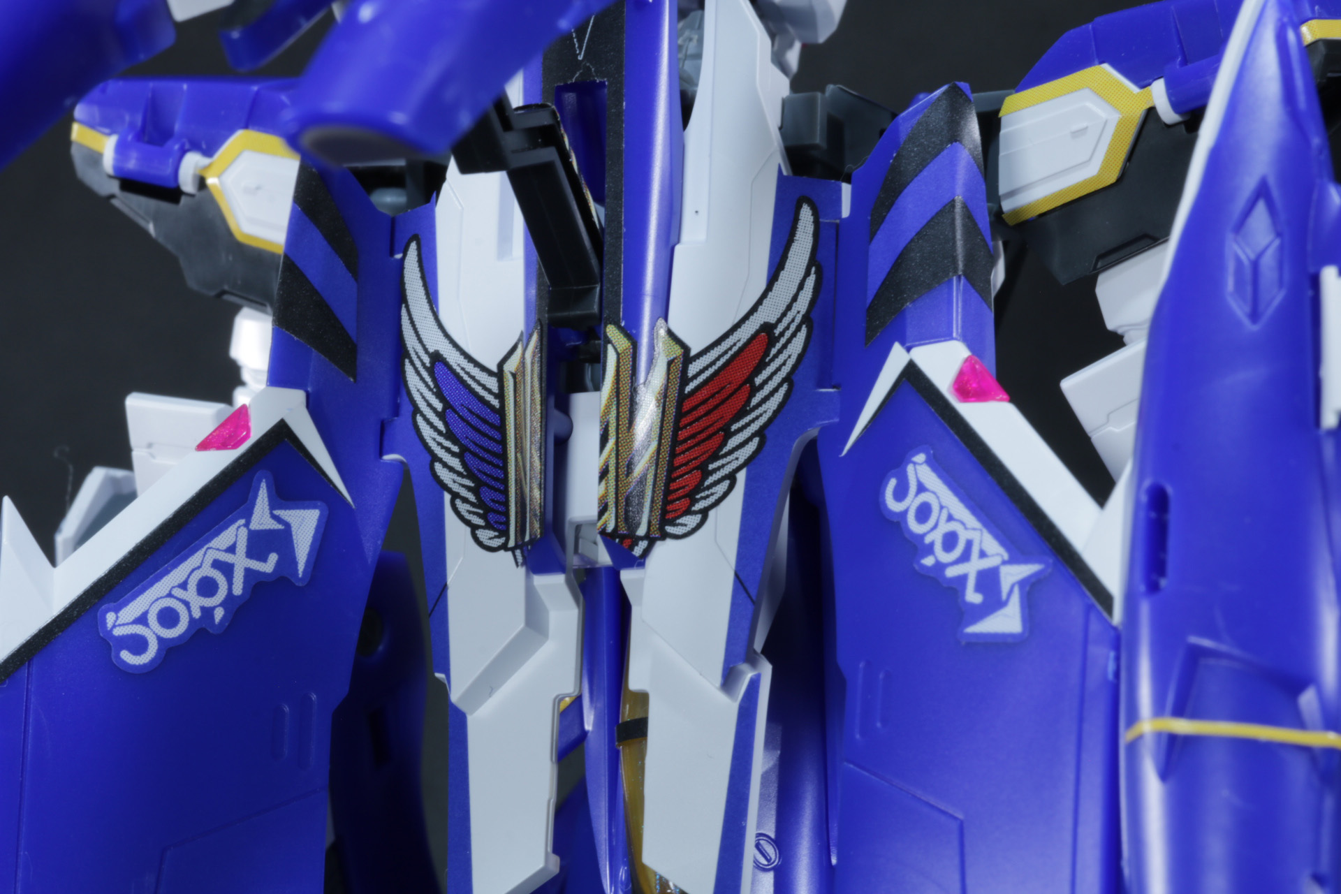 背中にはマックスのエンブレムが見て取れる