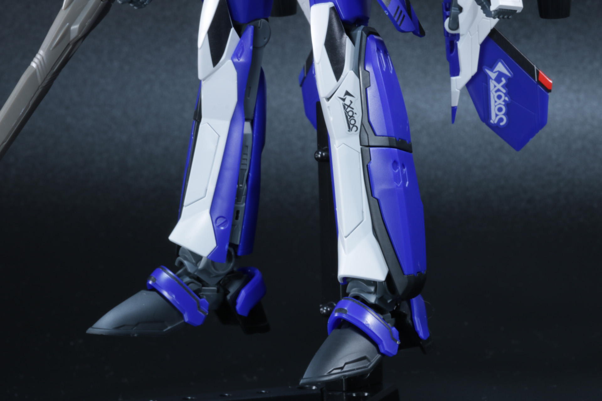 脚部の流麗なシルエットも再現されている