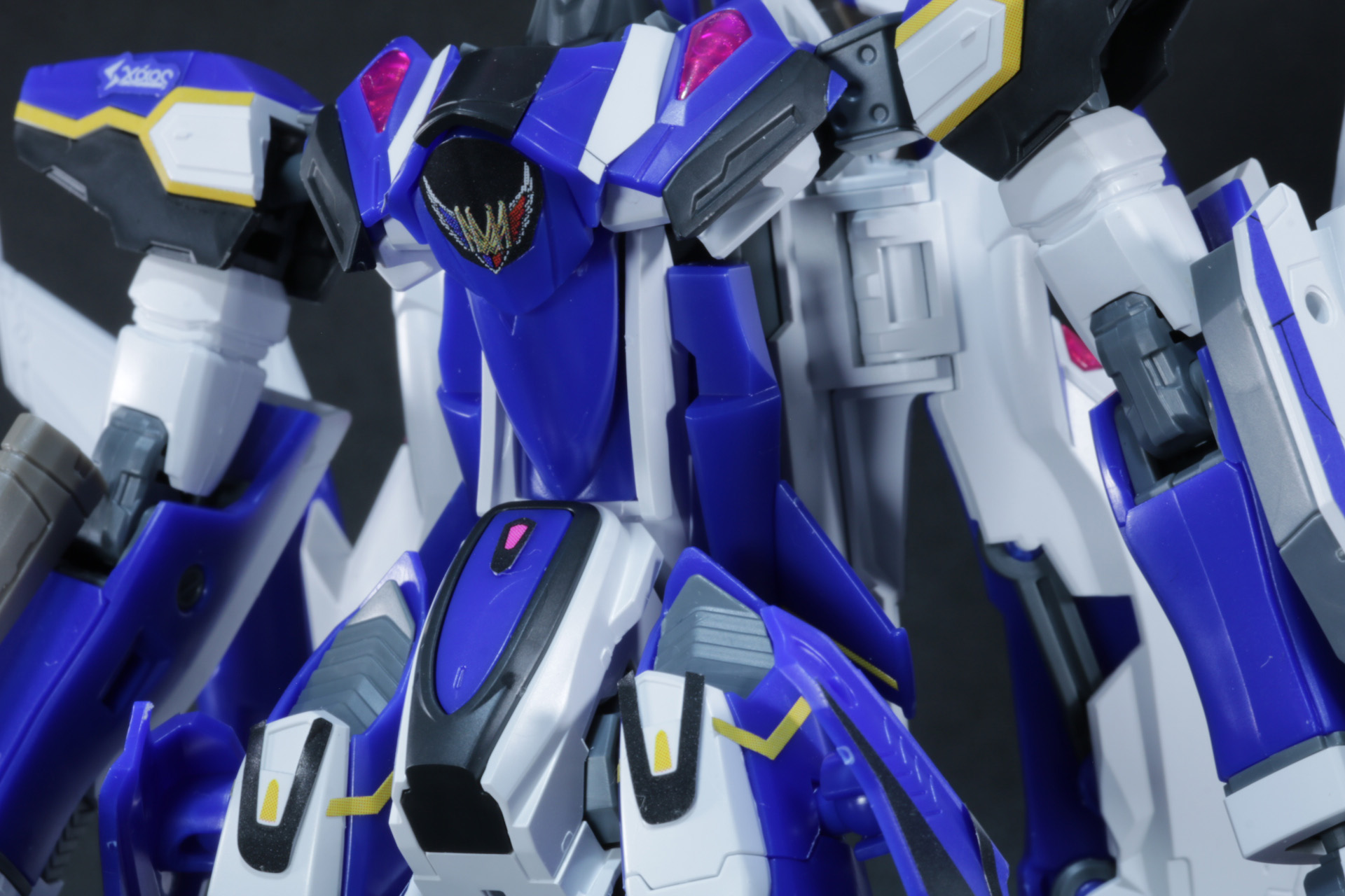 肩部のマイクロミサイルランチャーは展開が可能