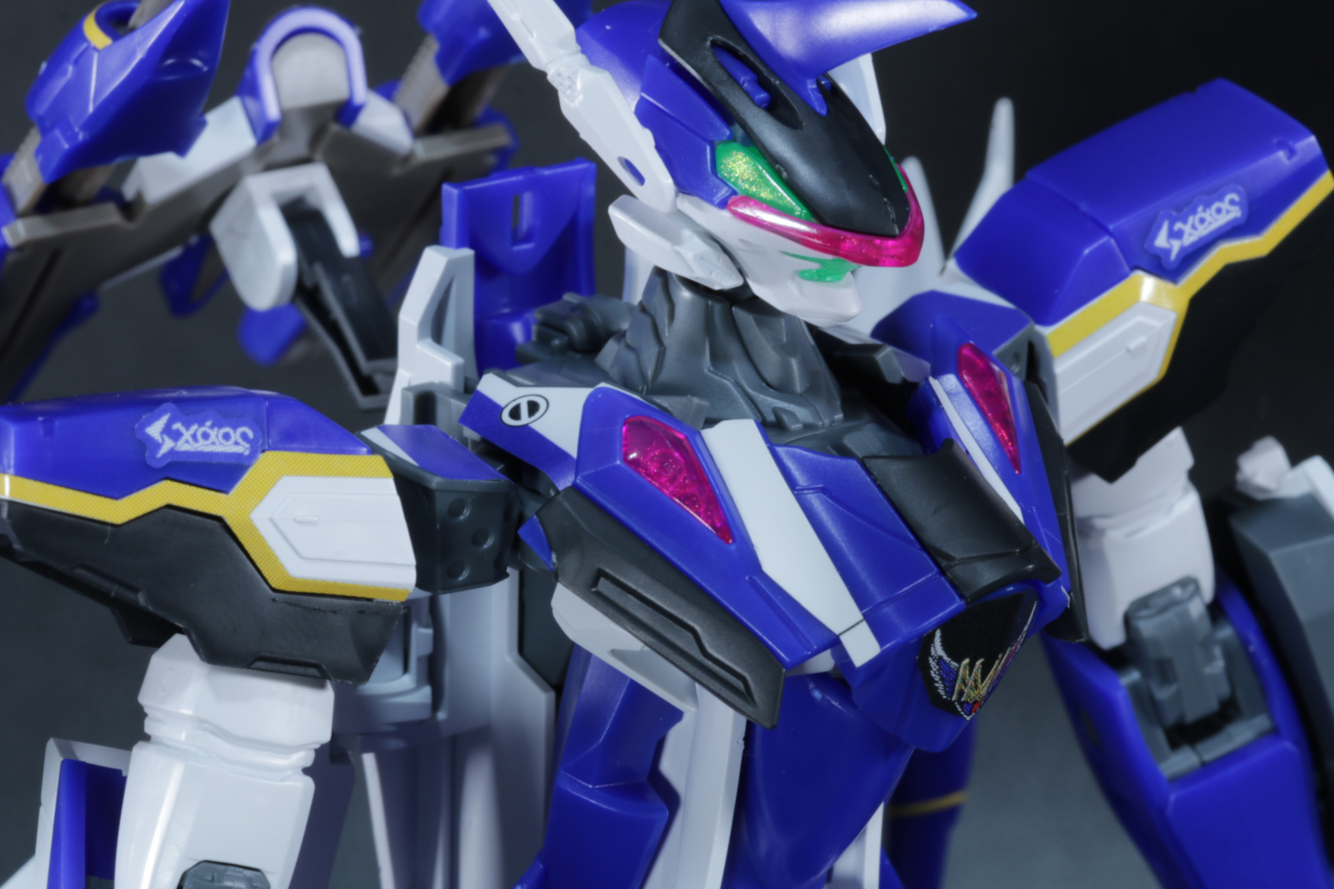 肩部のマイクロミサイルランチャーは展開が可能