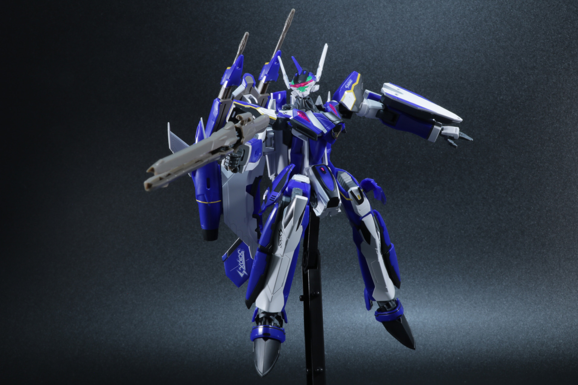 交換用手首を変えることで敬礼ポーズも