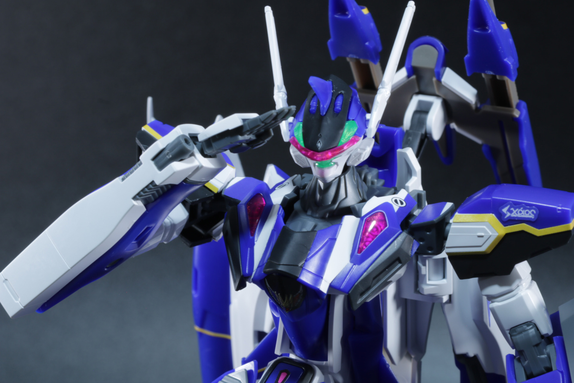 交換用手首を変えることで敬礼ポーズも