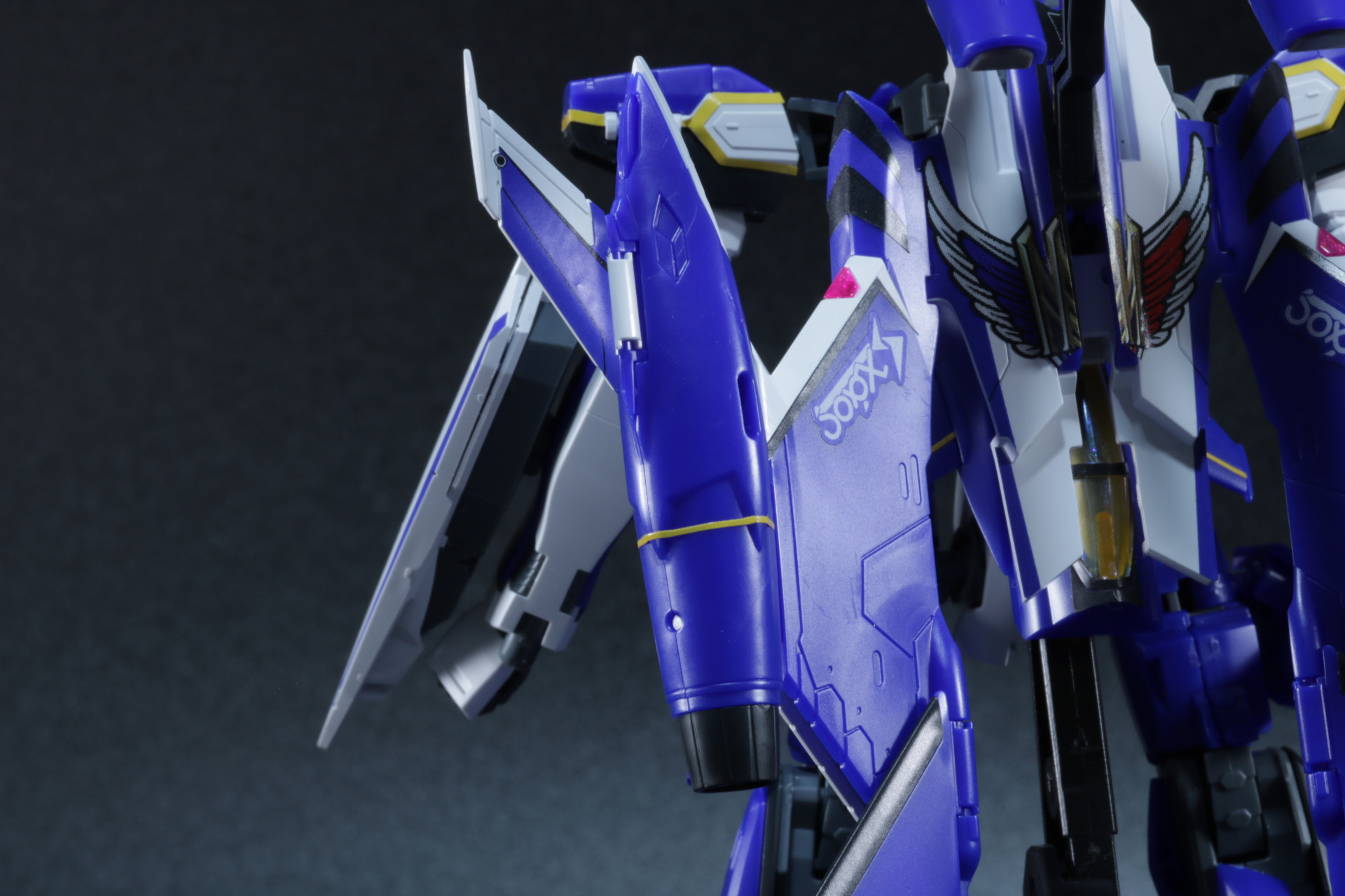 外翼にマイクロミサイルランチャーを含めた追加装甲を挟み込む。また、外縁部分に白のパーツを追加