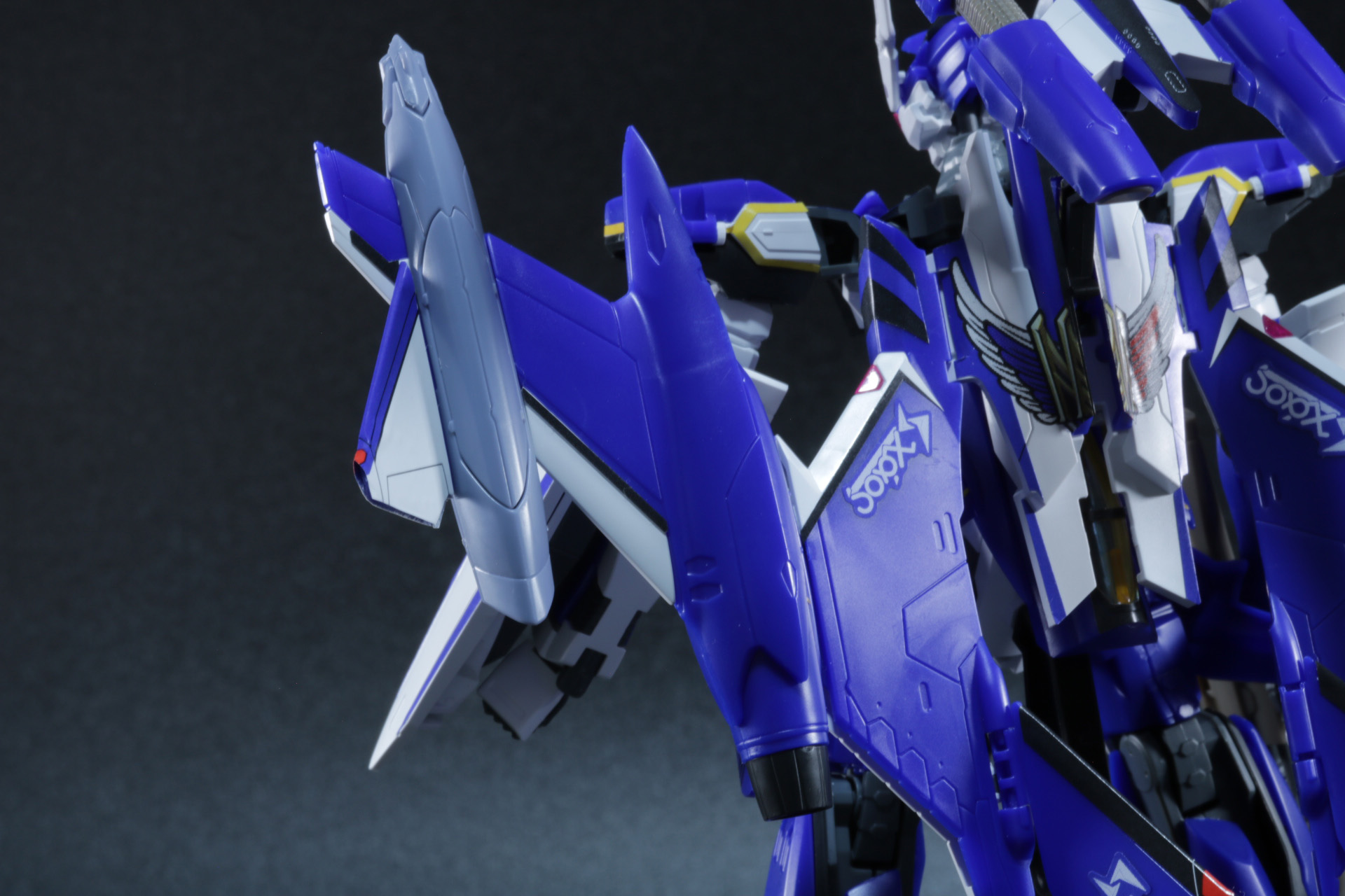 外翼にマイクロミサイルランチャーを含めた追加装甲を挟み込む。また、外縁部分に白のパーツを追加