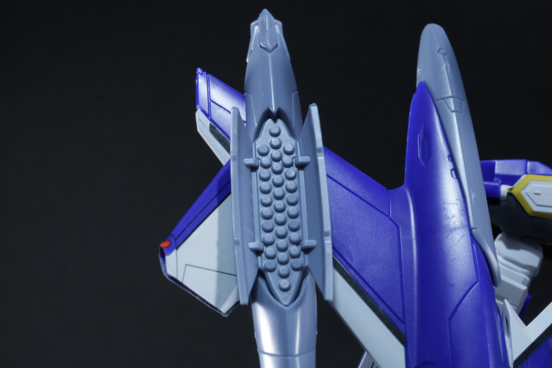 上下マイクロミサイルランチャーの開閉は差し替えパーツで再現できる。