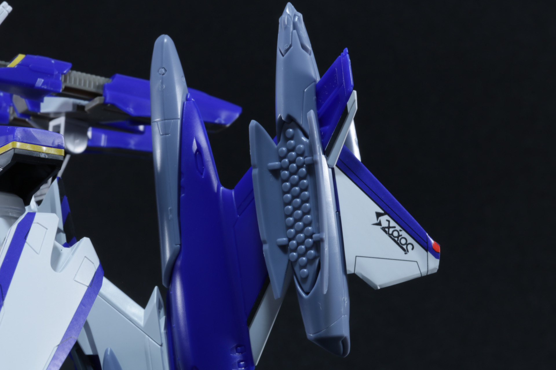 上下マイクロミサイルランチャーの開閉は差し替えパーツで再現できる。