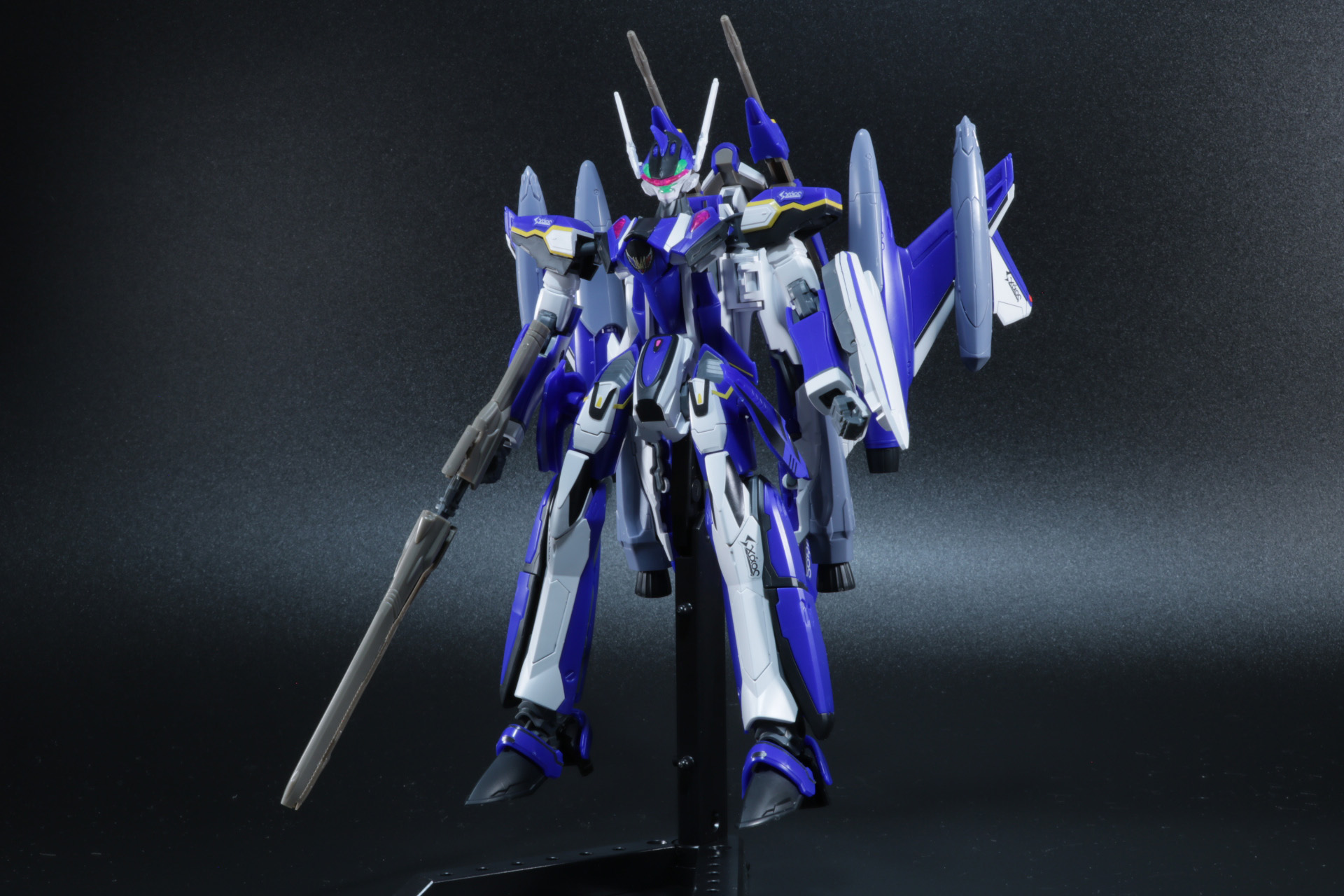 外翼のエンジンポッドは角度調整が可能。バトロイド形態でも複雑な機動表現ができる