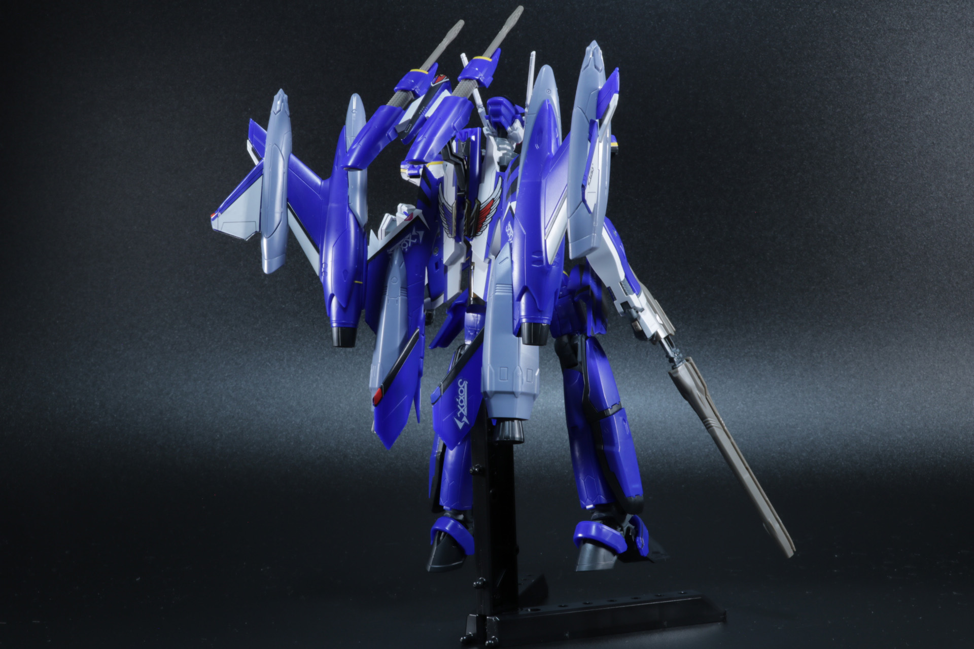 外翼のエンジンポッドは角度調整が可能。バトロイド形態でも複雑な機動表現ができる