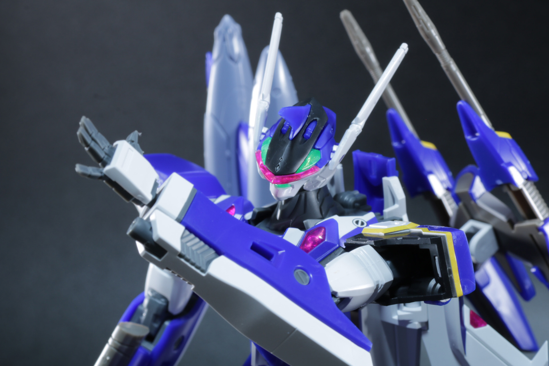 左の交換用手首では劇中マックスがしていた手の形も再現されている