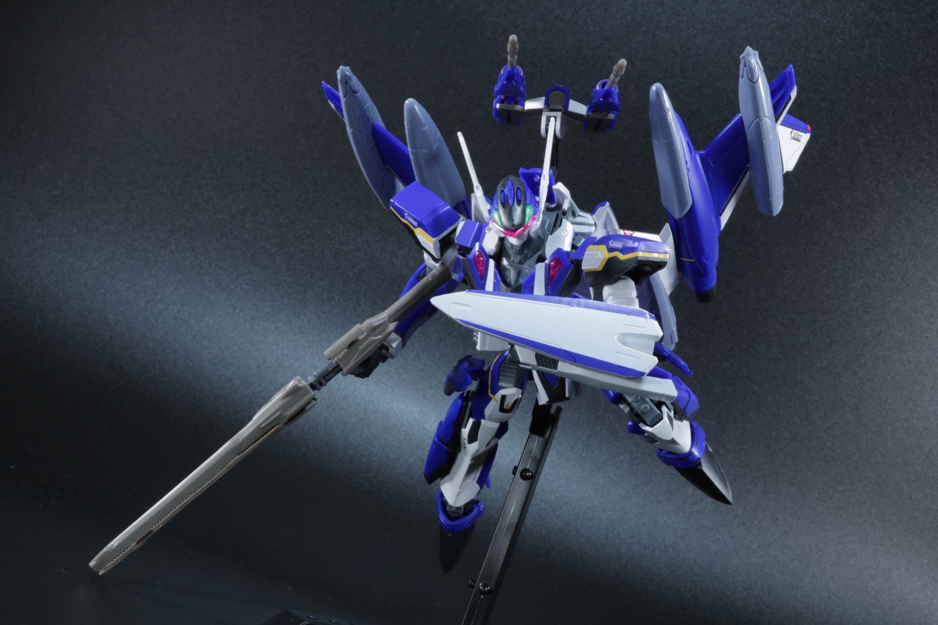 外翼のエンジンポッドは角度調整が可能。バトロイド形態でも複雑な機動表現ができる