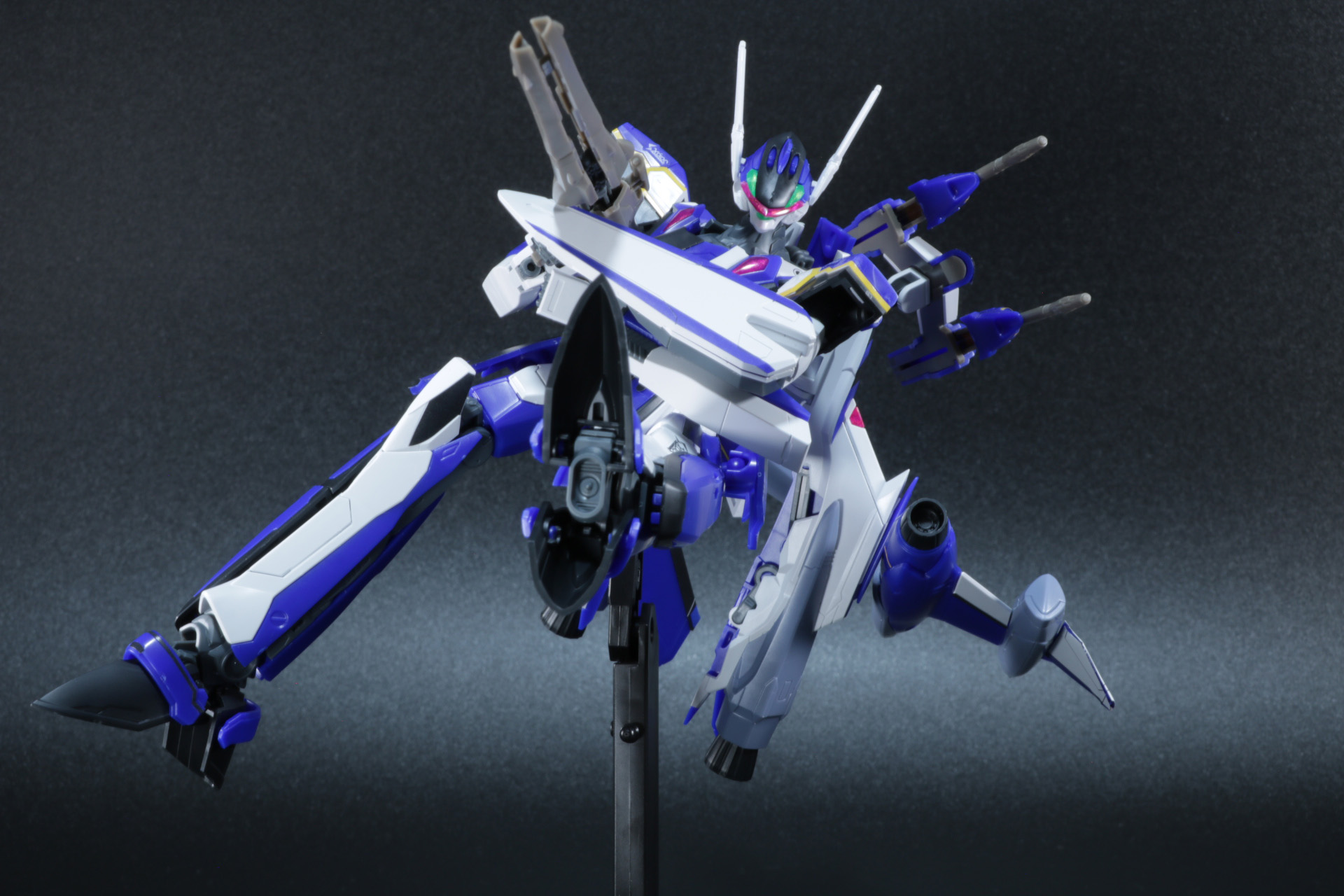 外翼のエンジンポッドは角度調整が可能。バトロイド形態でも複雑な機動表現ができる