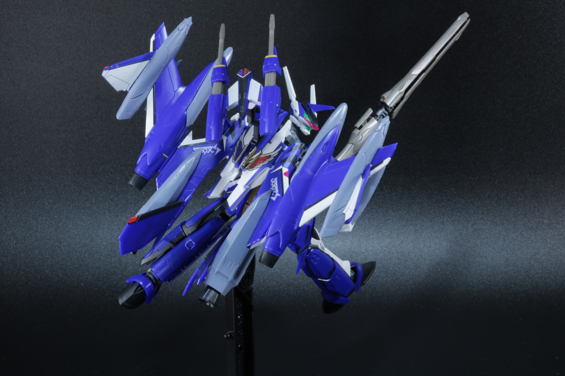 左の交換用手首では劇中マックスがしていた手の形も再現されている