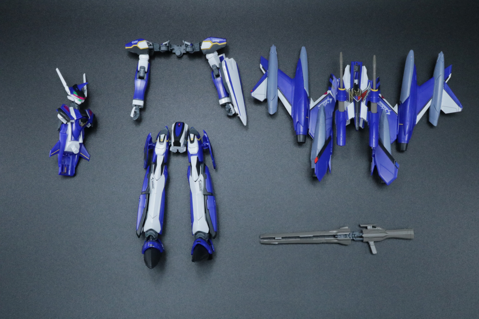 バトロイド形態を一度分解。胸部は上部カバーを取り外す